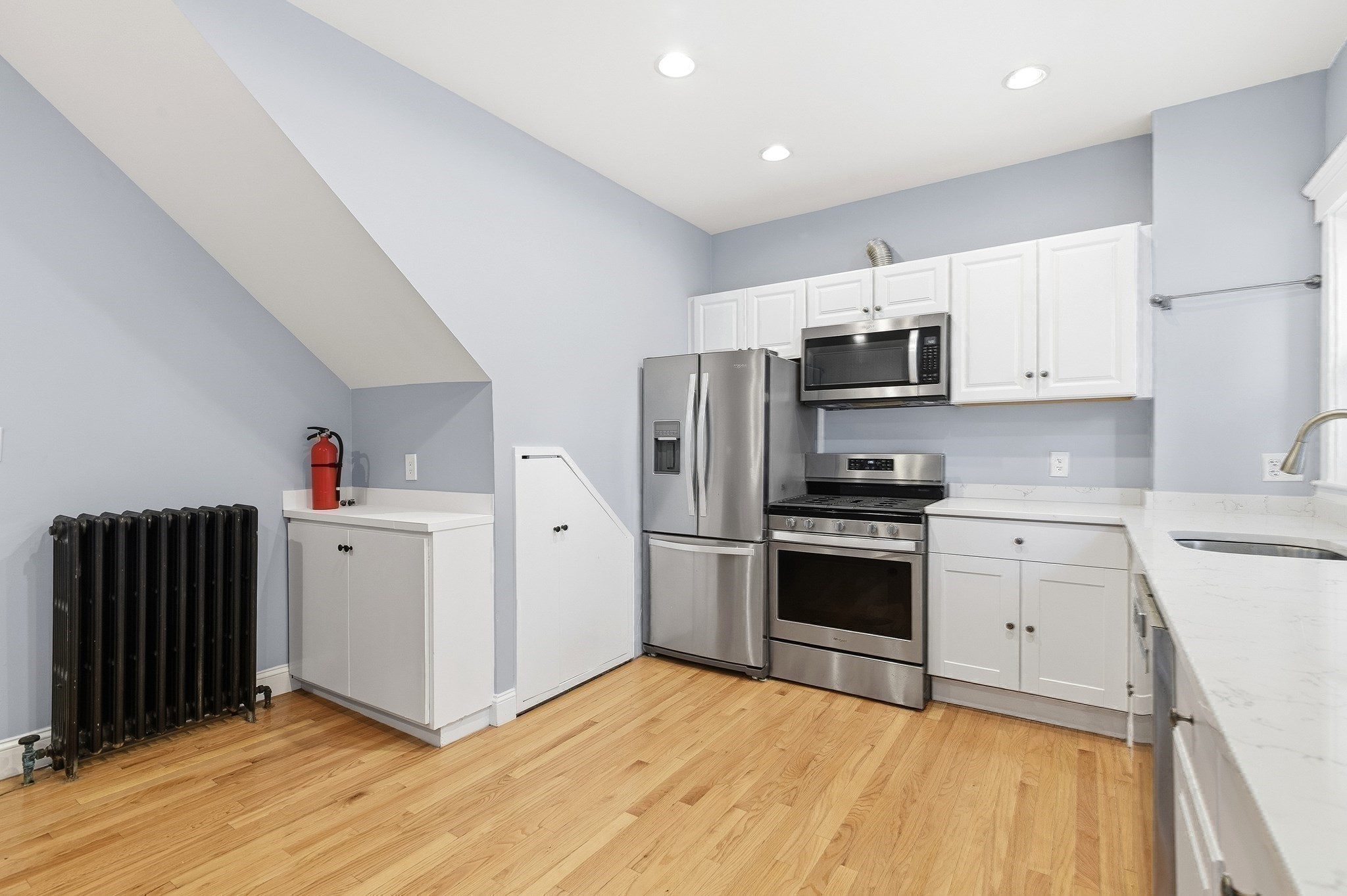 323 Bainbridge St Property Photo 24