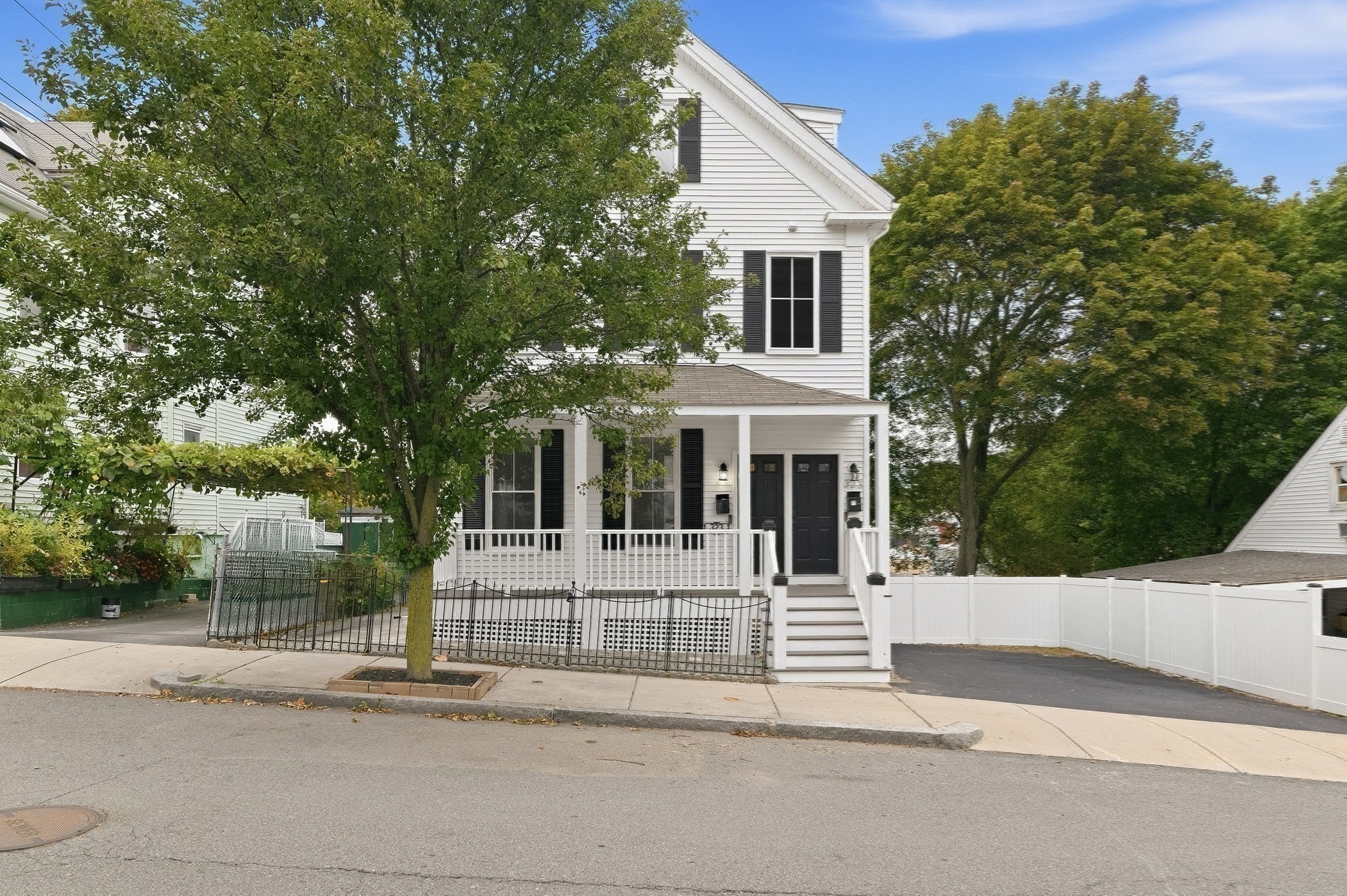 323 Bainbridge St Property Photo 28