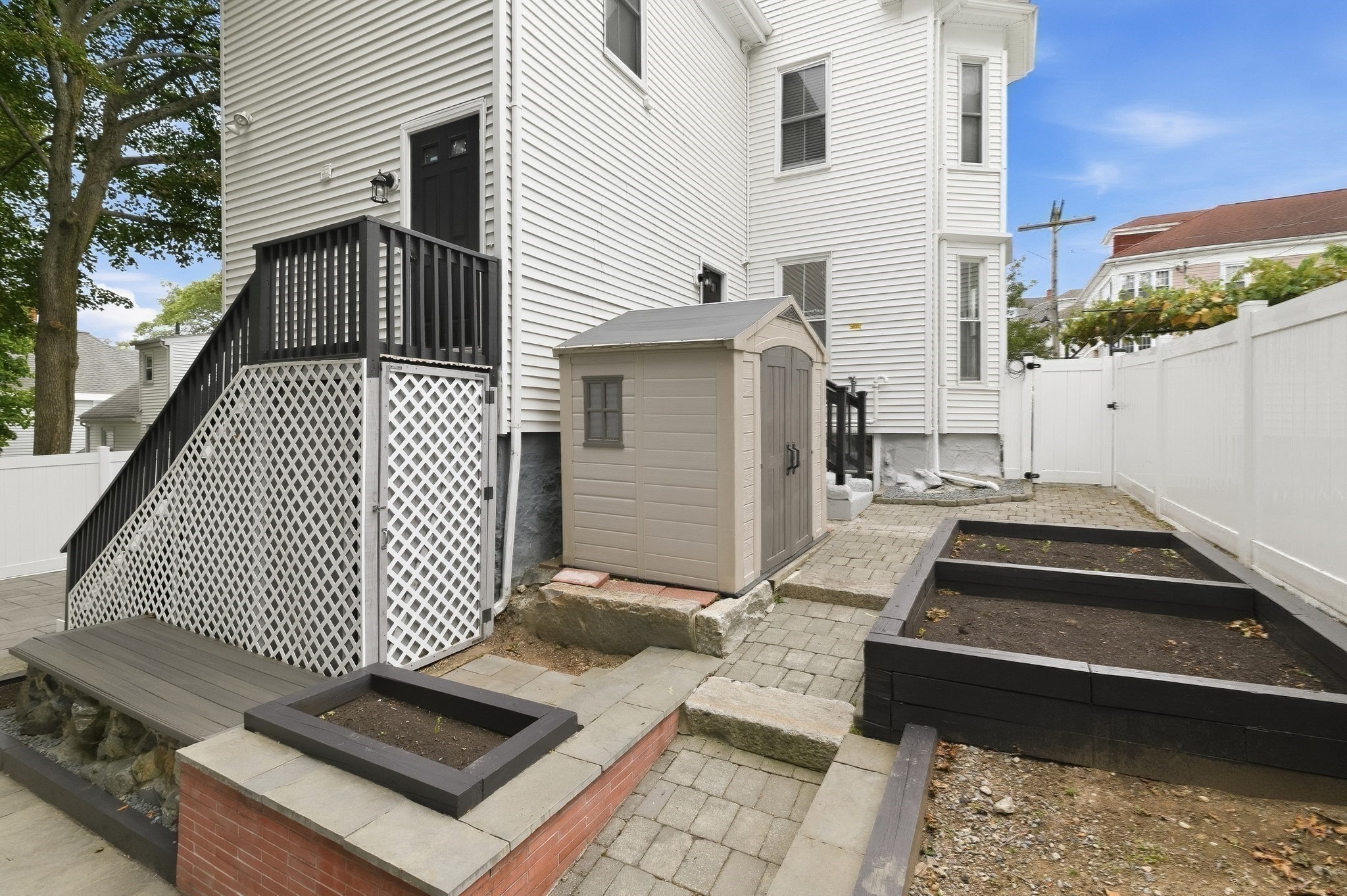 323 Bainbridge St Property Photo 30