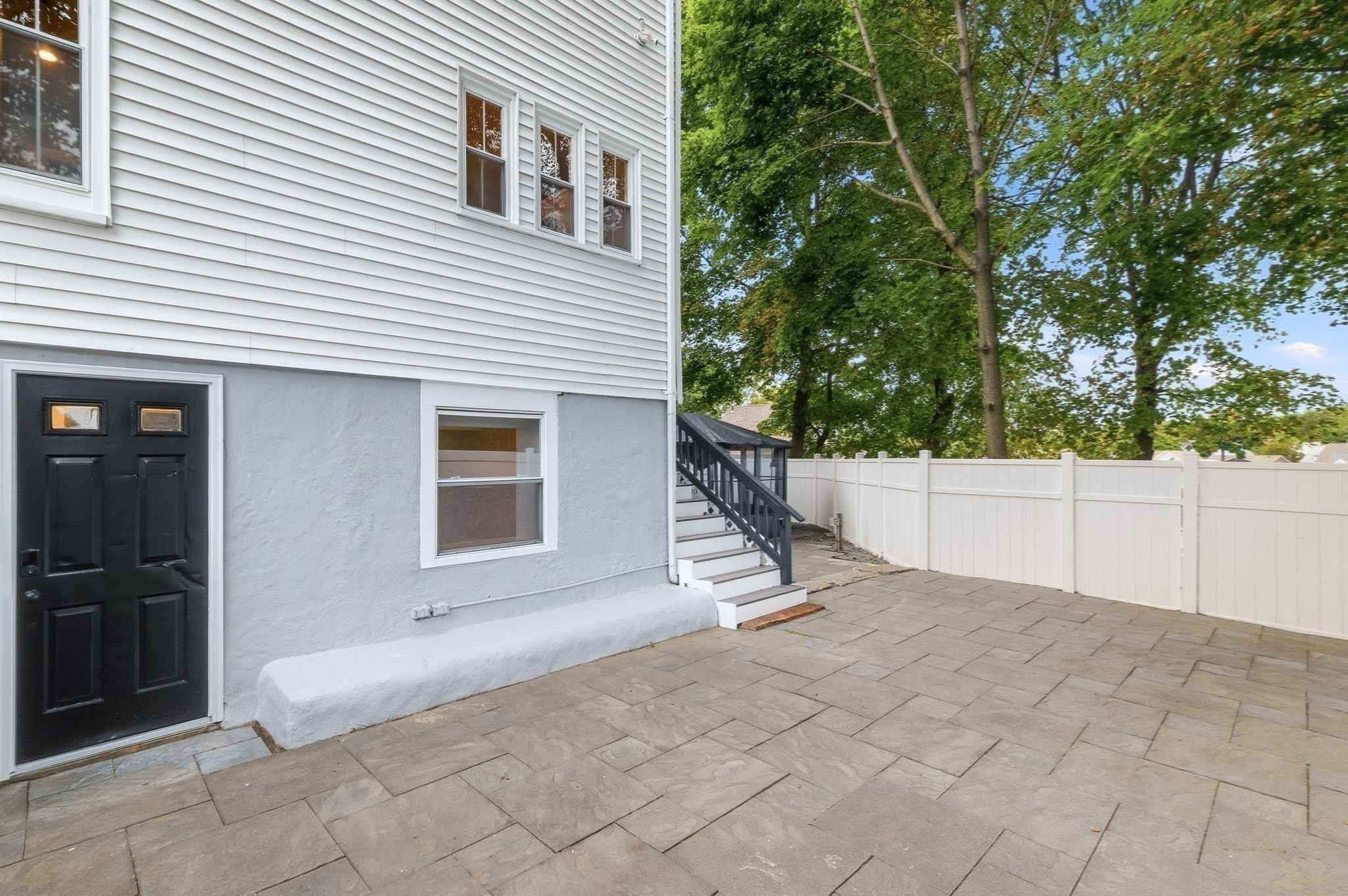 323 Bainbridge St Property Photo 33
