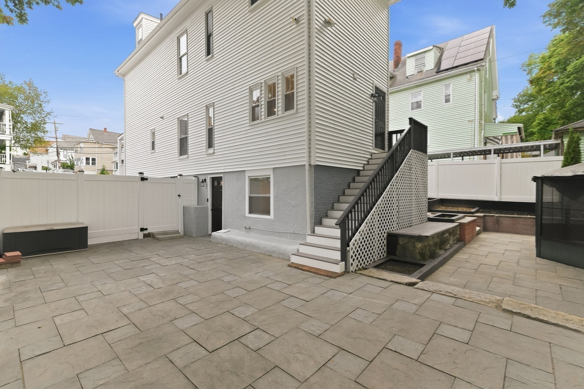 323 Bainbridge St Property Photo 36