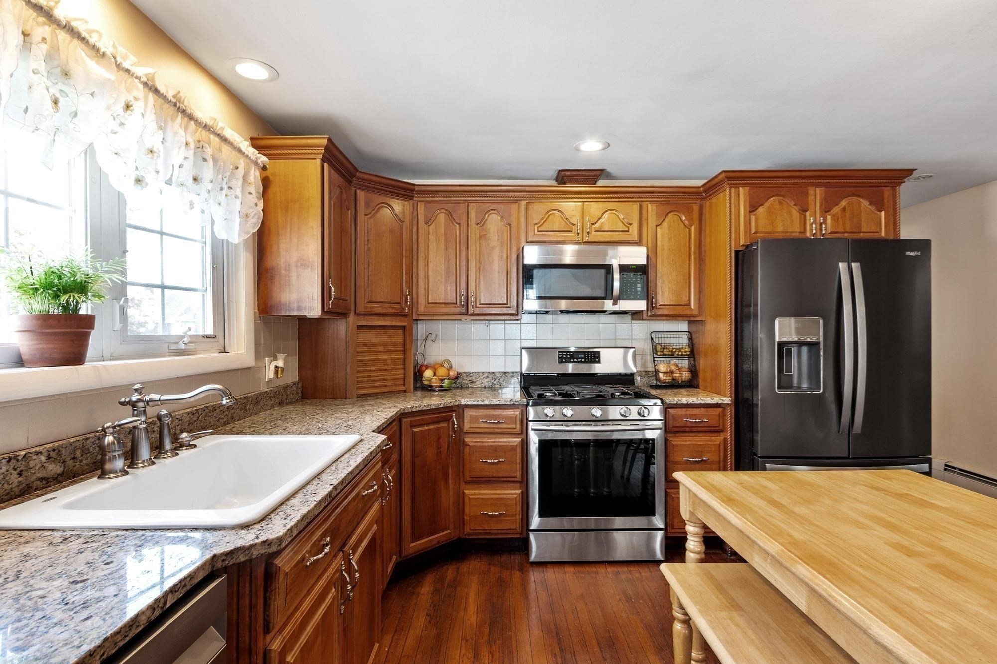 160 Jackson St Property Photo 4