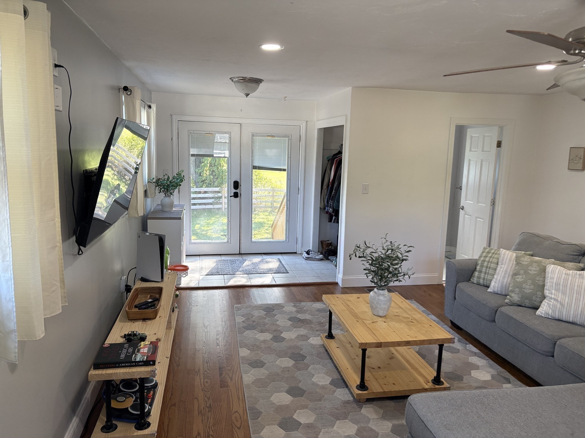 268 Sterling St Property Photo 9