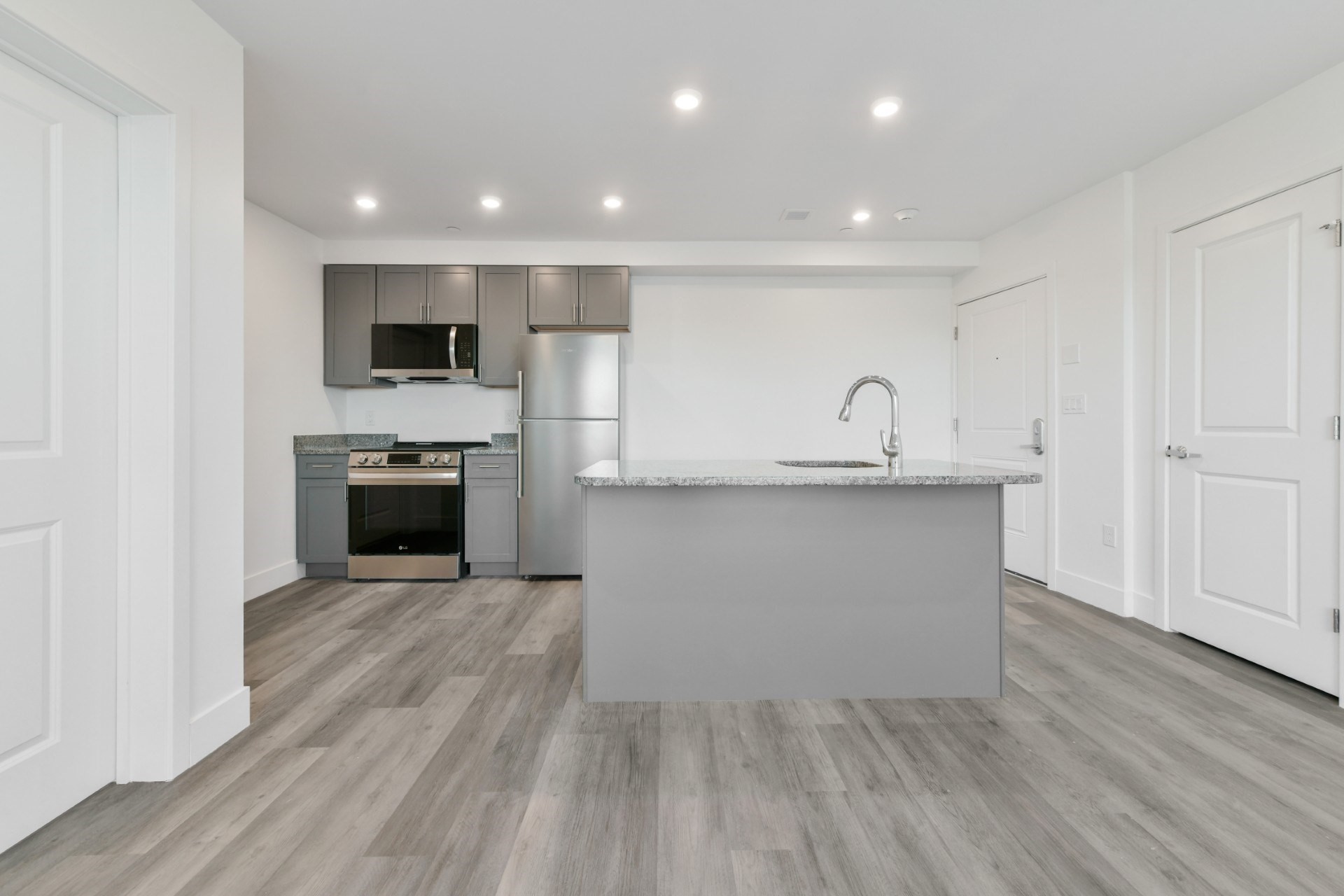 585 Essex St # 418 Property Photo 1