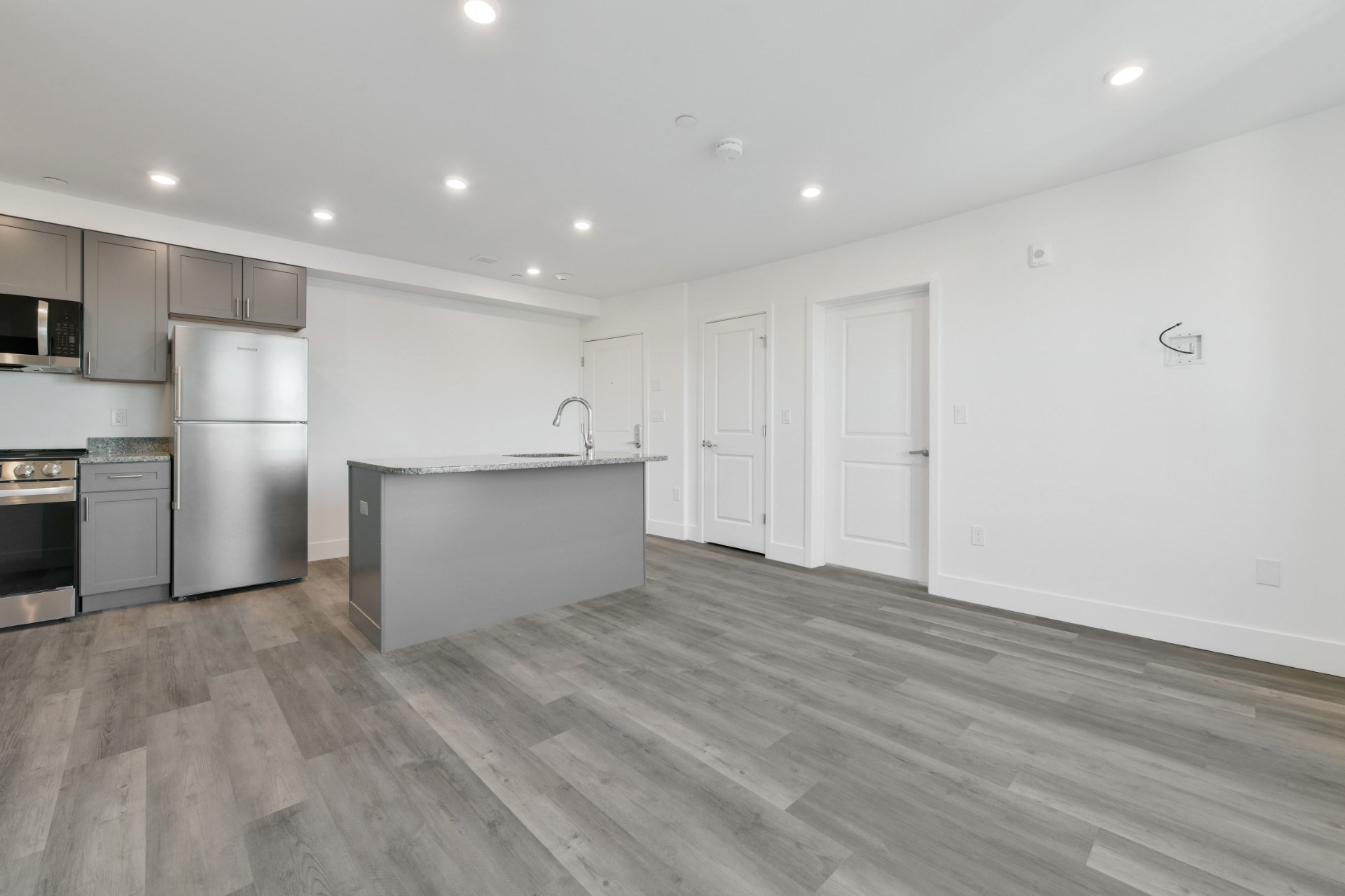 585 Essex St # 418 Property Photo 5