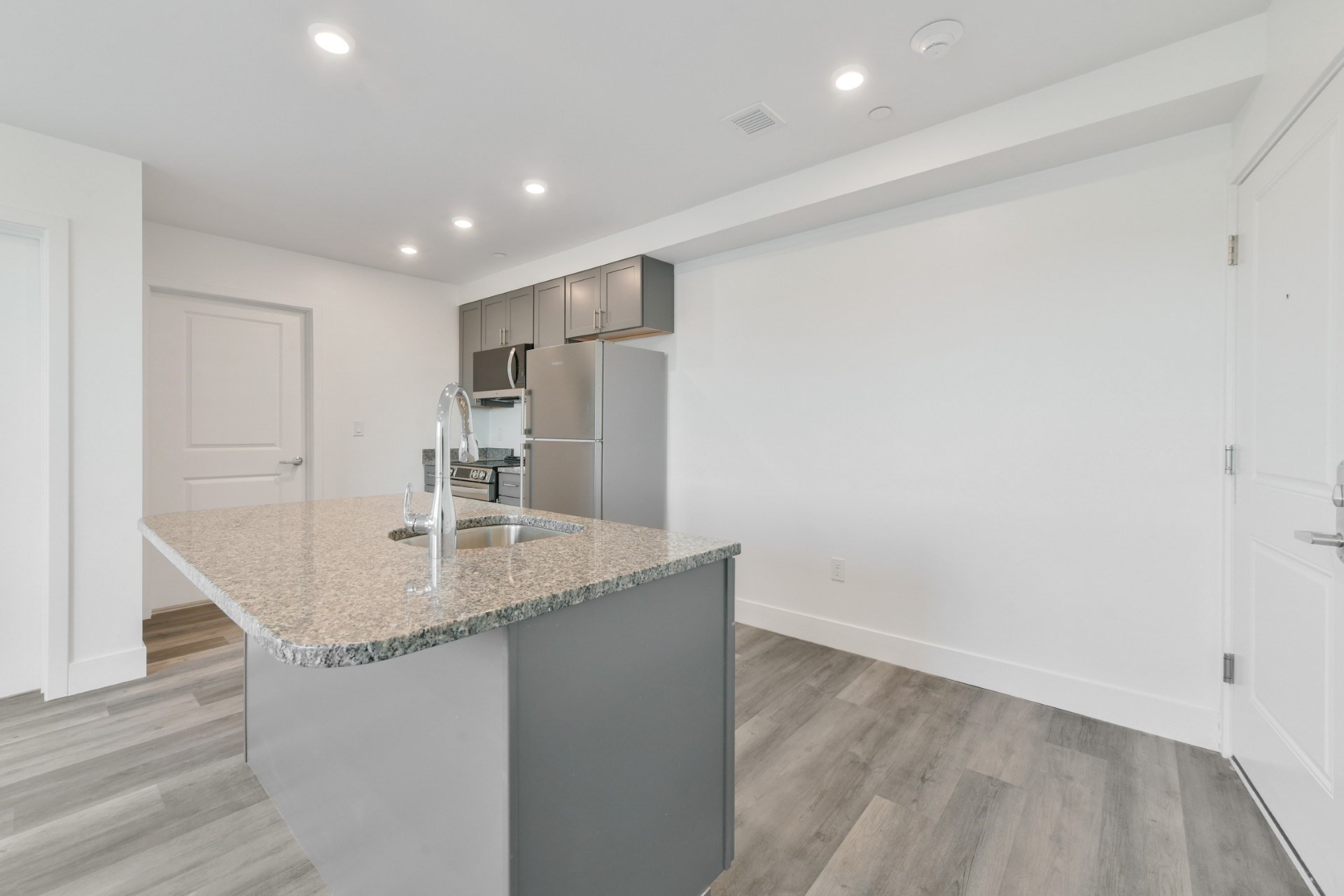 585 Essex St # 418 Property Photo 6