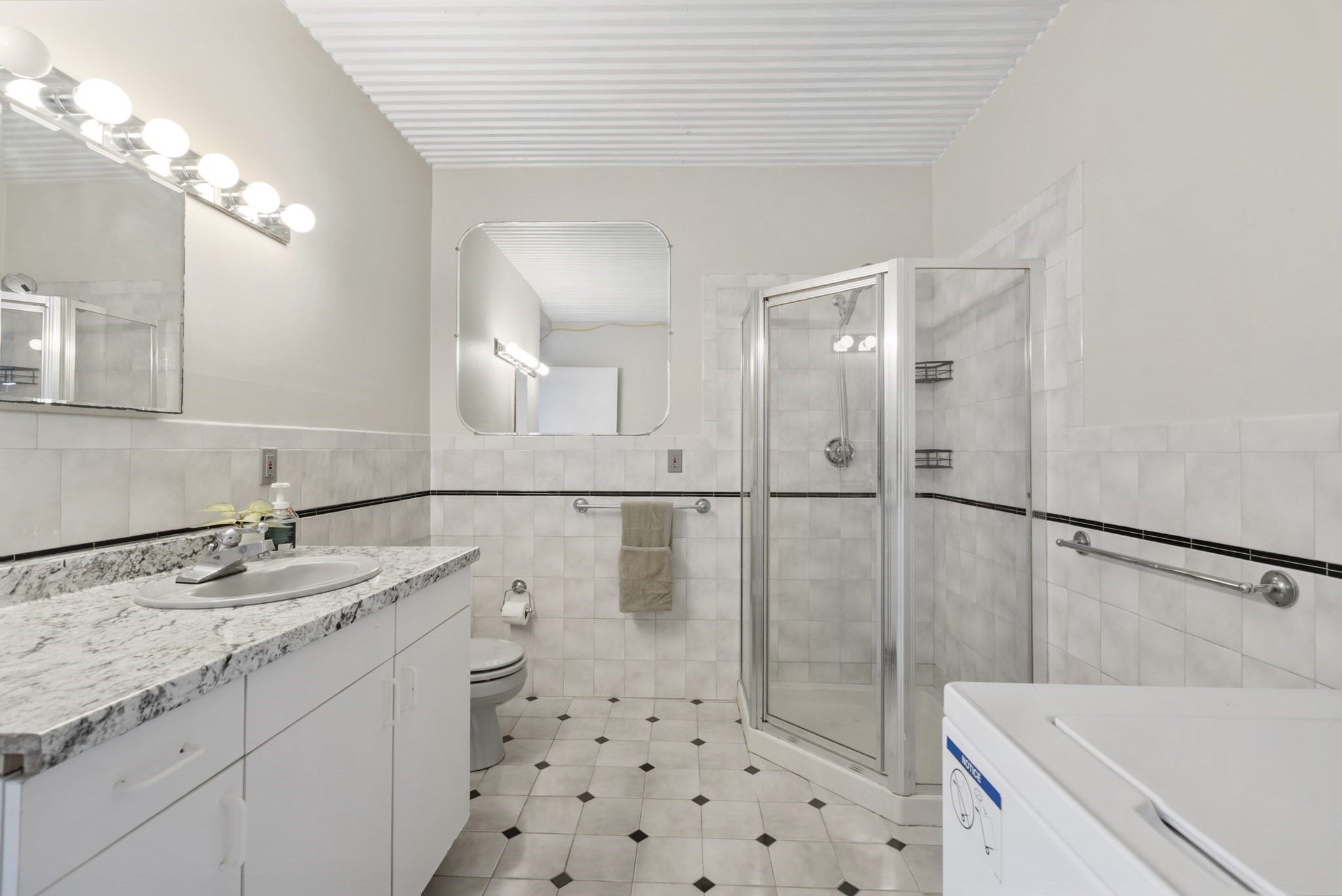 190 Hawes St Property Photo 36