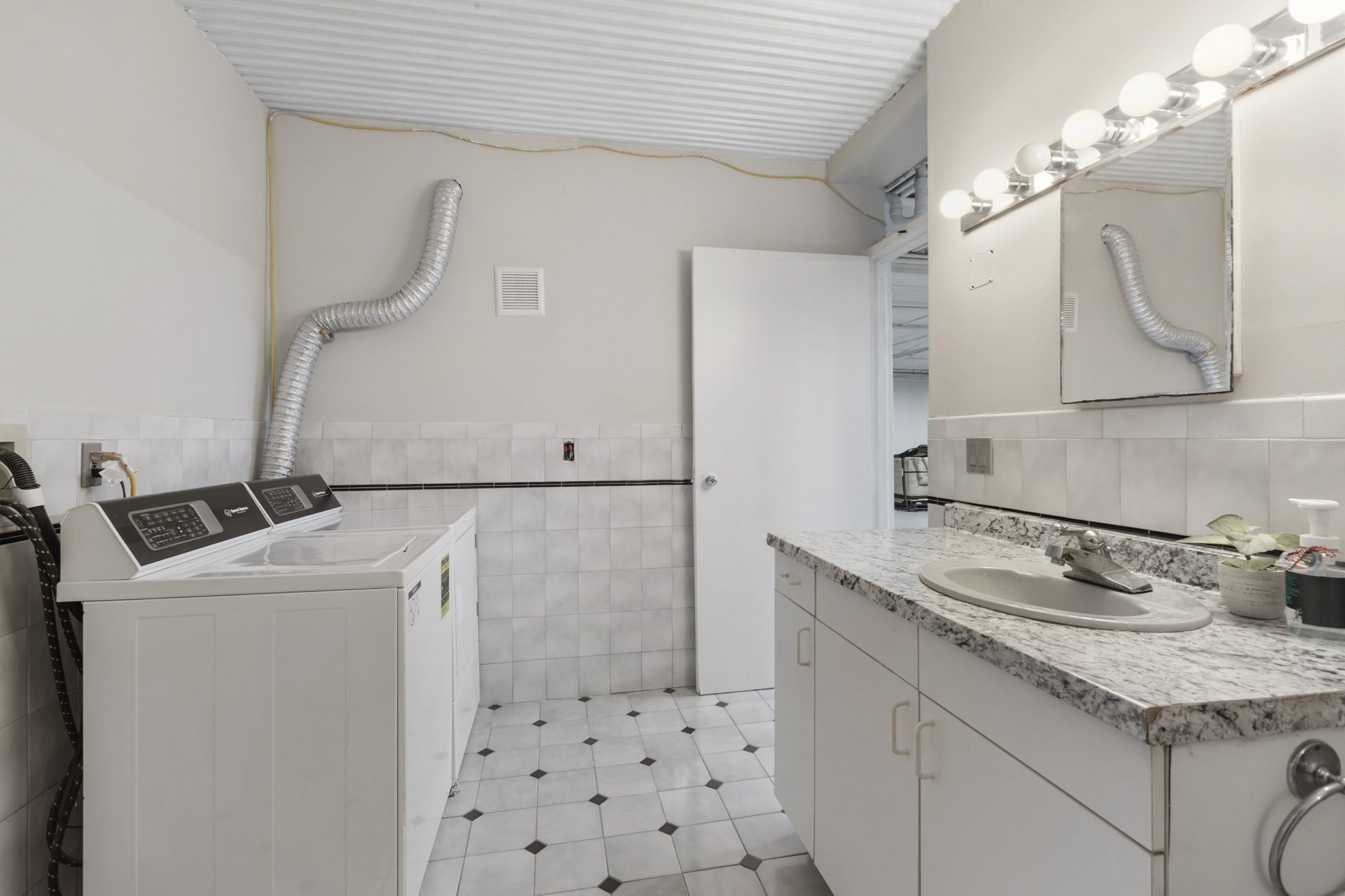 190 Hawes St Property Photo 37
