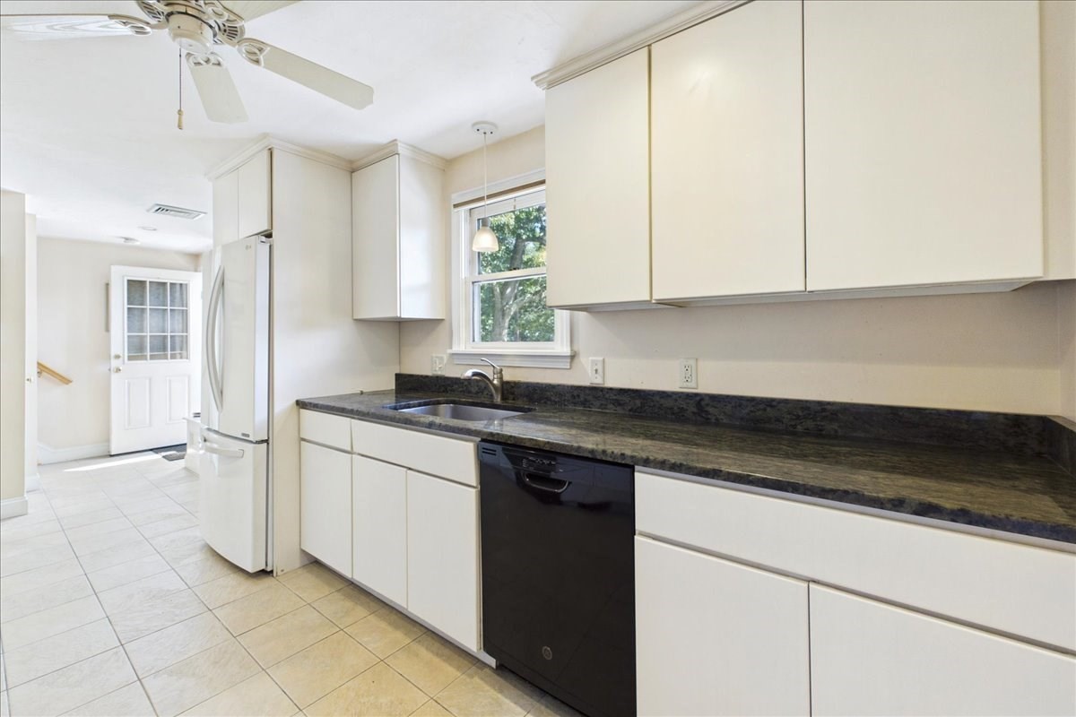 458 Essex Street Property Photo 5