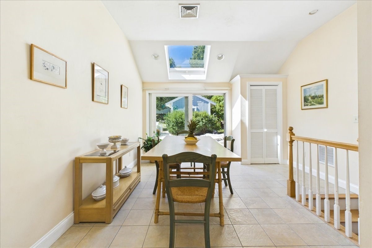458 Essex Street Property Photo 6