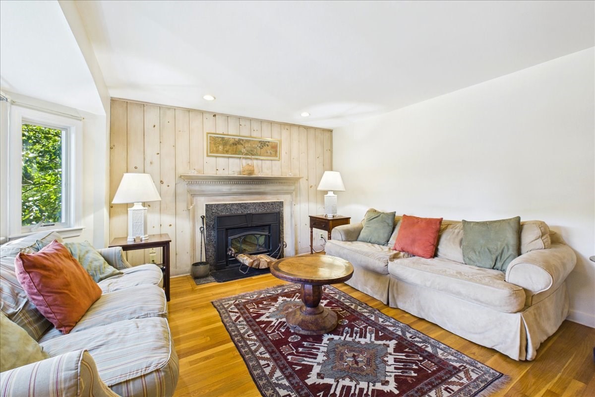 458 Essex Street Property Photo 13