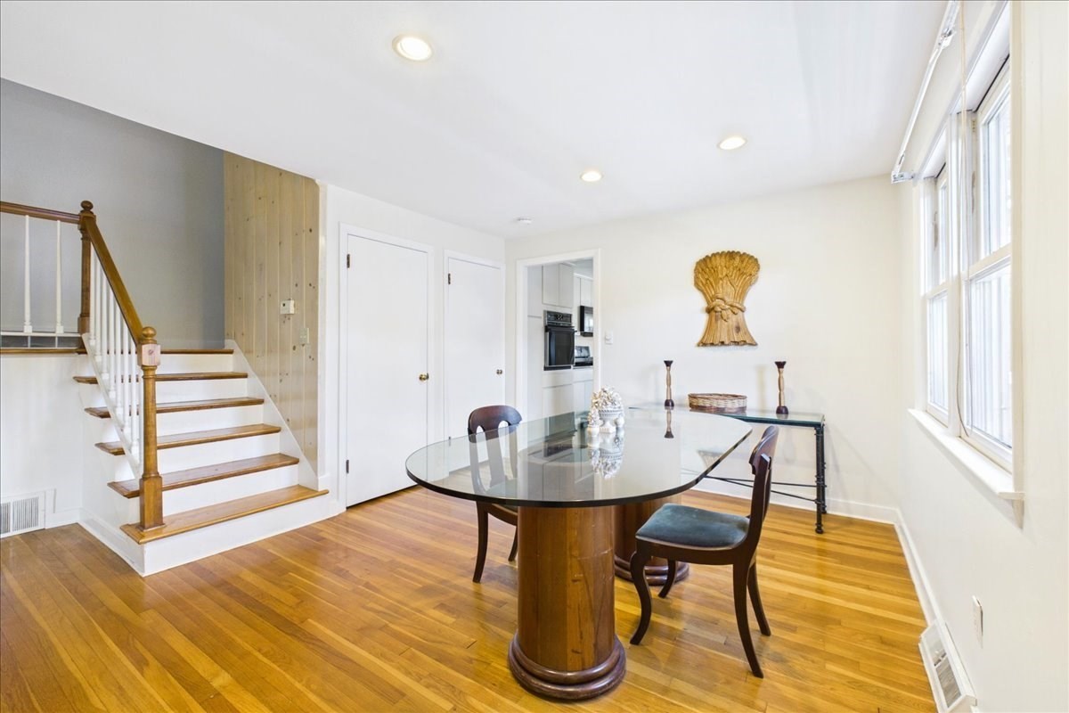 458 Essex Street Property Photo 16