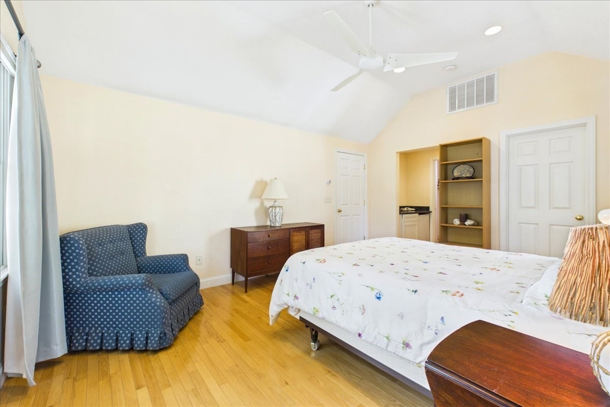 458 Essex Street Property Photo 24