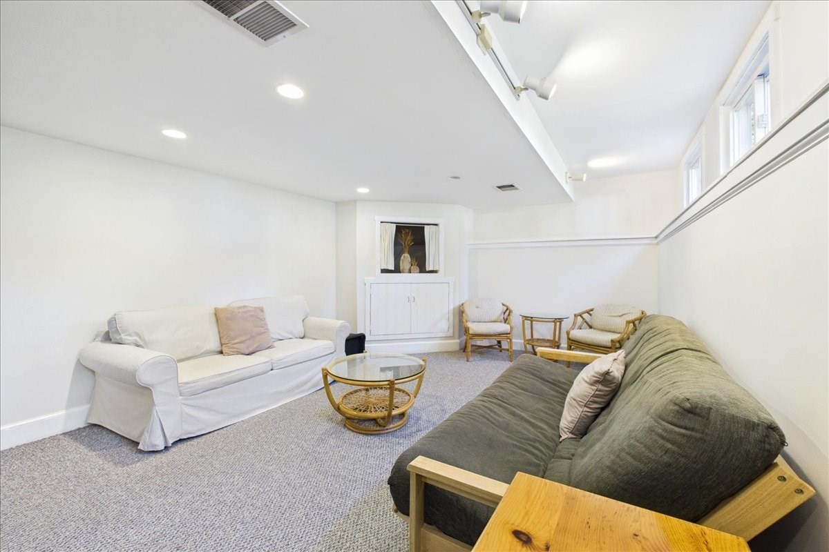458 Essex Street Property Photo 27