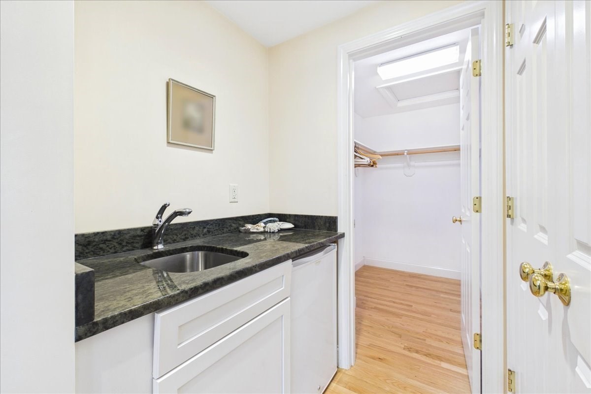 458 Essex Street Property Photo 28