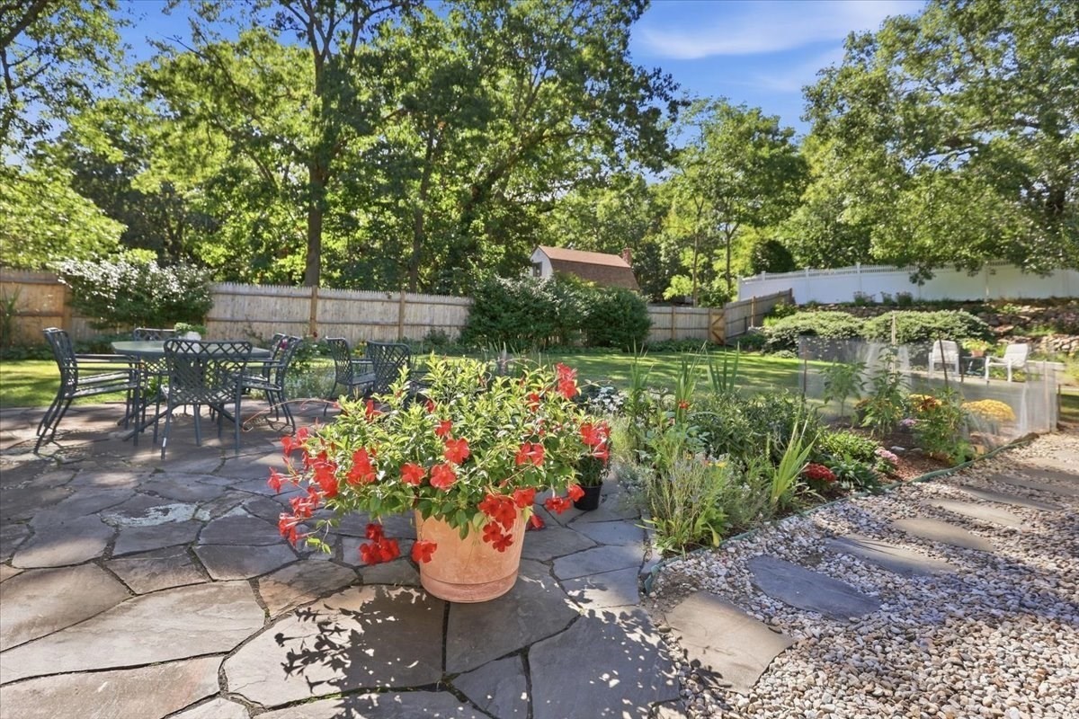 458 Essex Street Property Photo 35