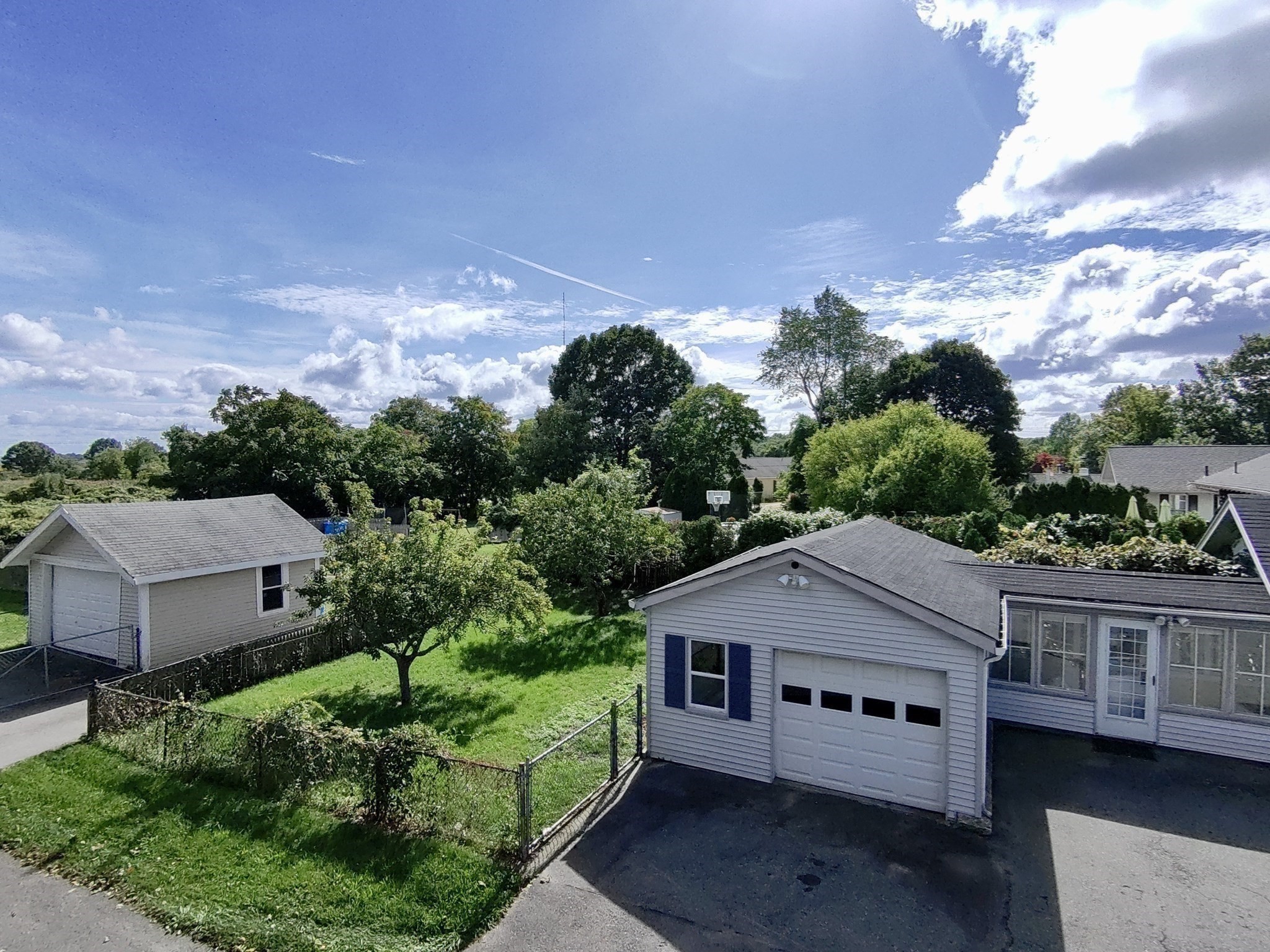 285 Huttleston Ave Property Photo 4