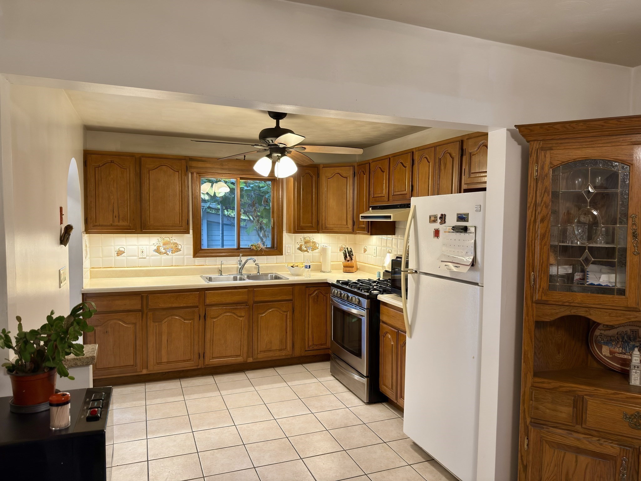 285 Huttleston Ave Property Photo 5