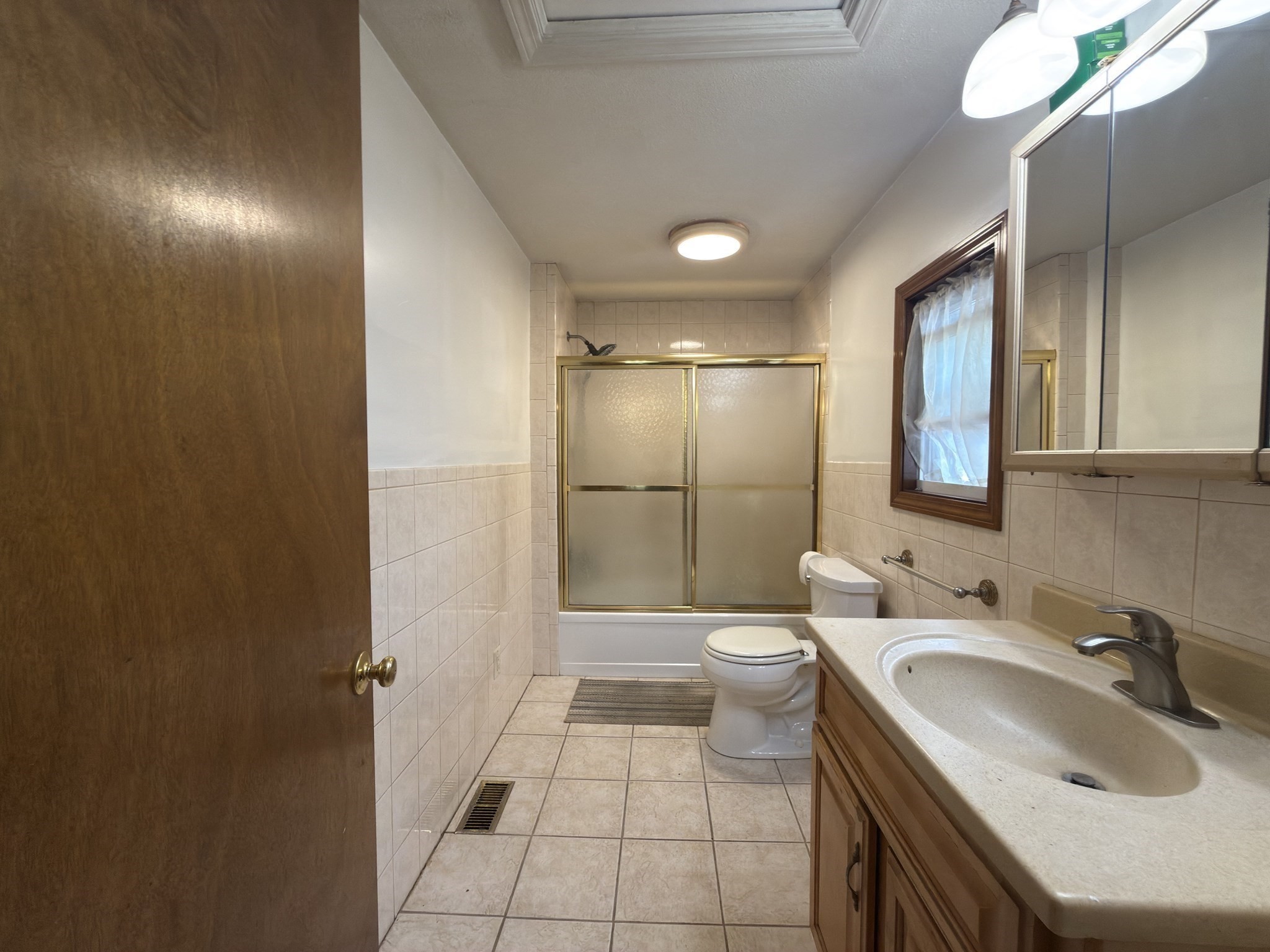 285 Huttleston Ave Property Photo 9