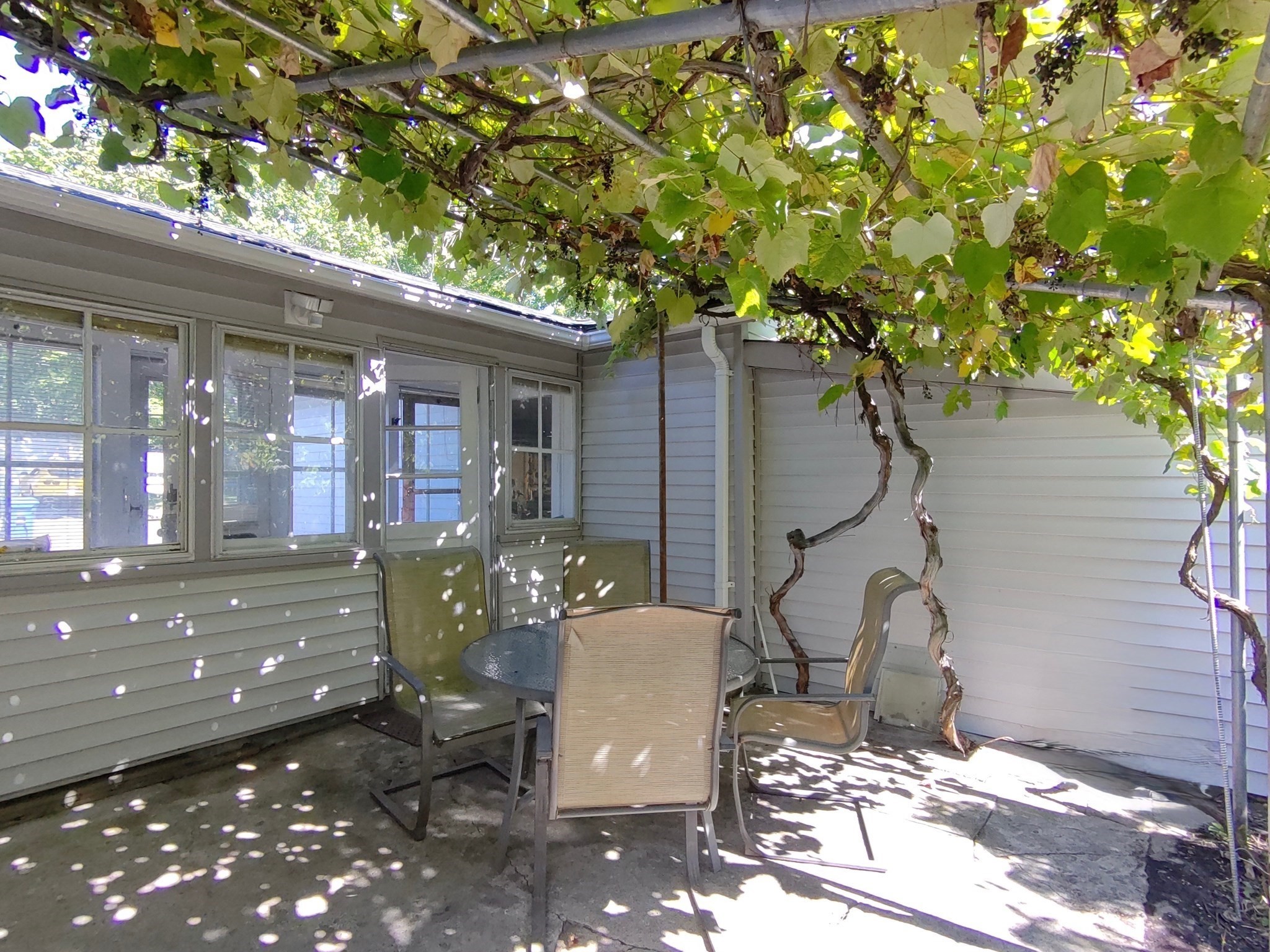 285 Huttleston Ave Property Photo 17