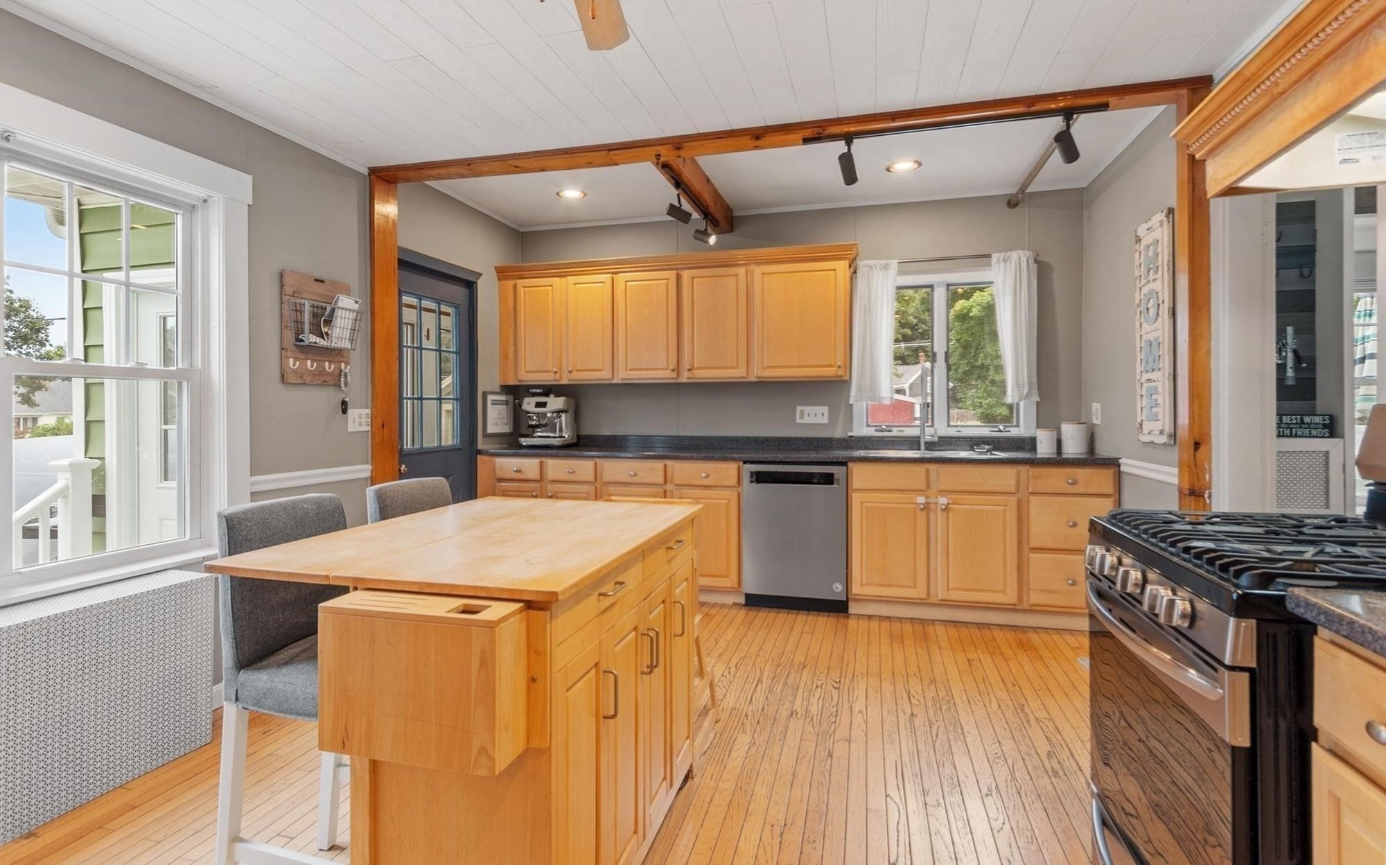 48 Walnut St Property Photo 9