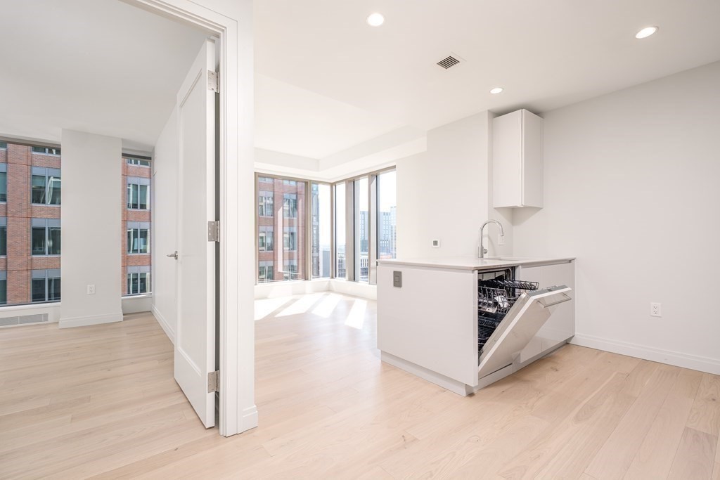 135 Seaport Blvd # 1508 Property Photo 3