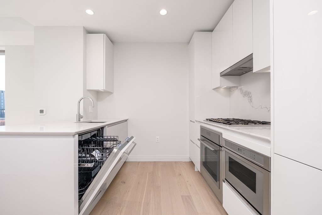 135 Seaport Blvd # 1508 Property Photo 4