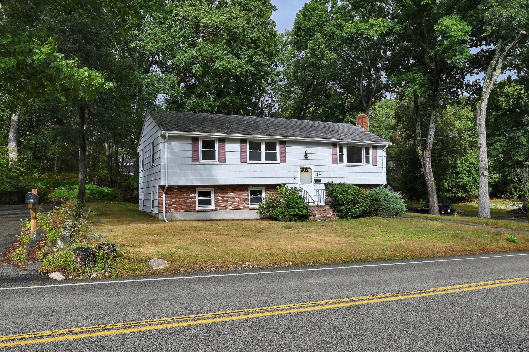 132 Forest St Property Photo 3