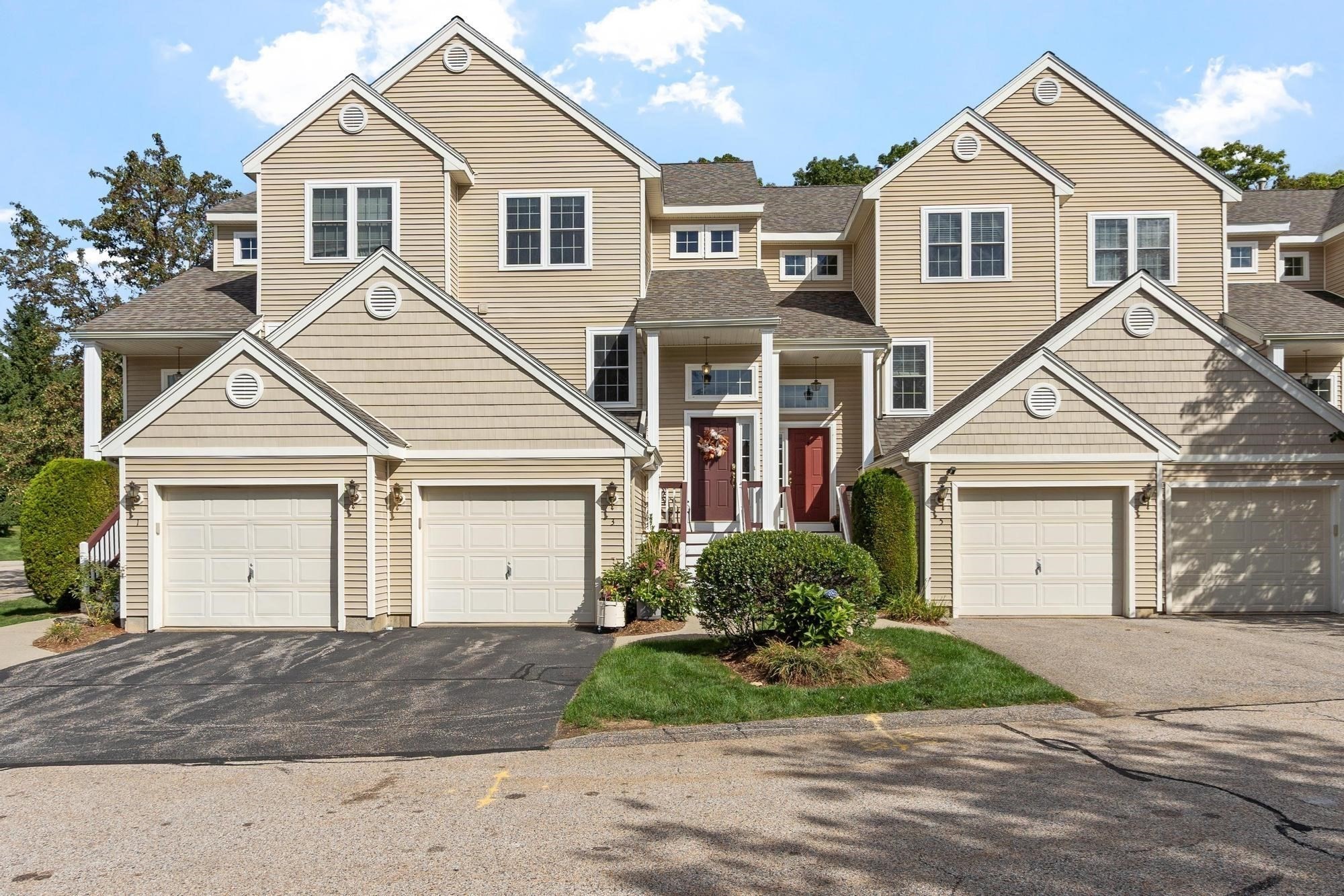 3 Robert Cir # 3 Property Photo 1