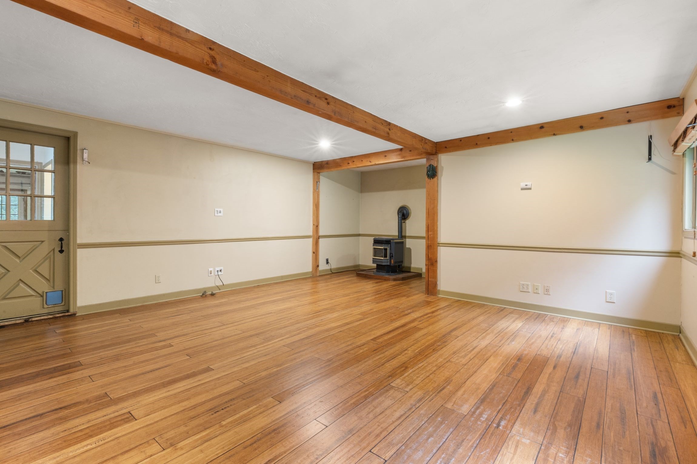 609 Oxford St S Property Photo 2