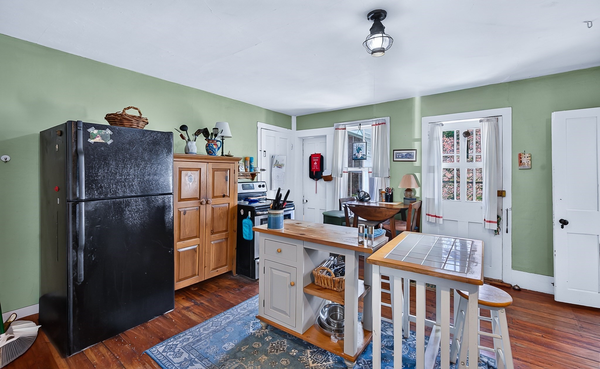 260 Pleasant St Property Photo 2
