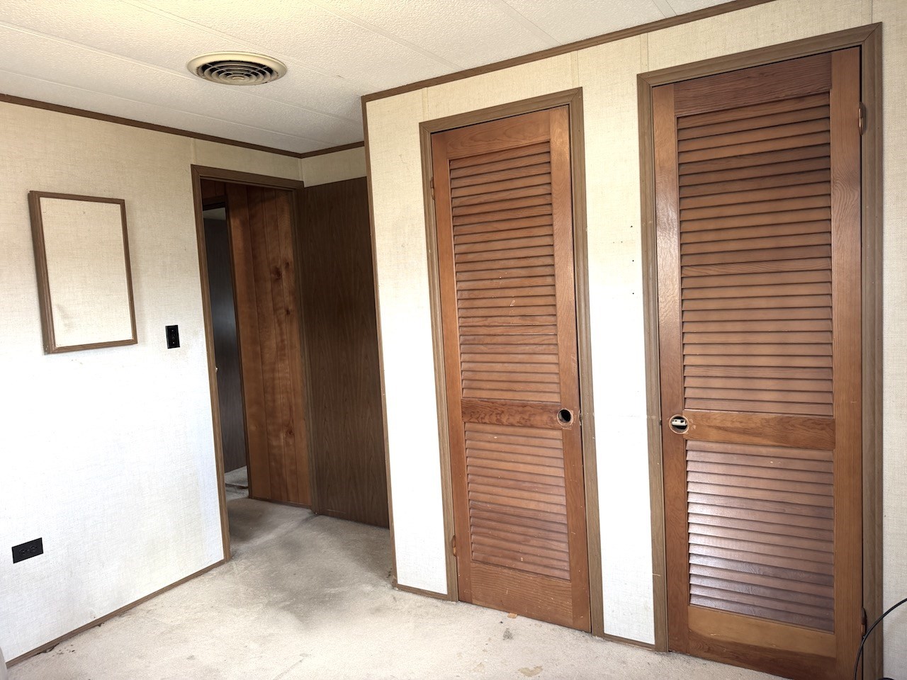 2 Jeffrey Lane Property Photo 23