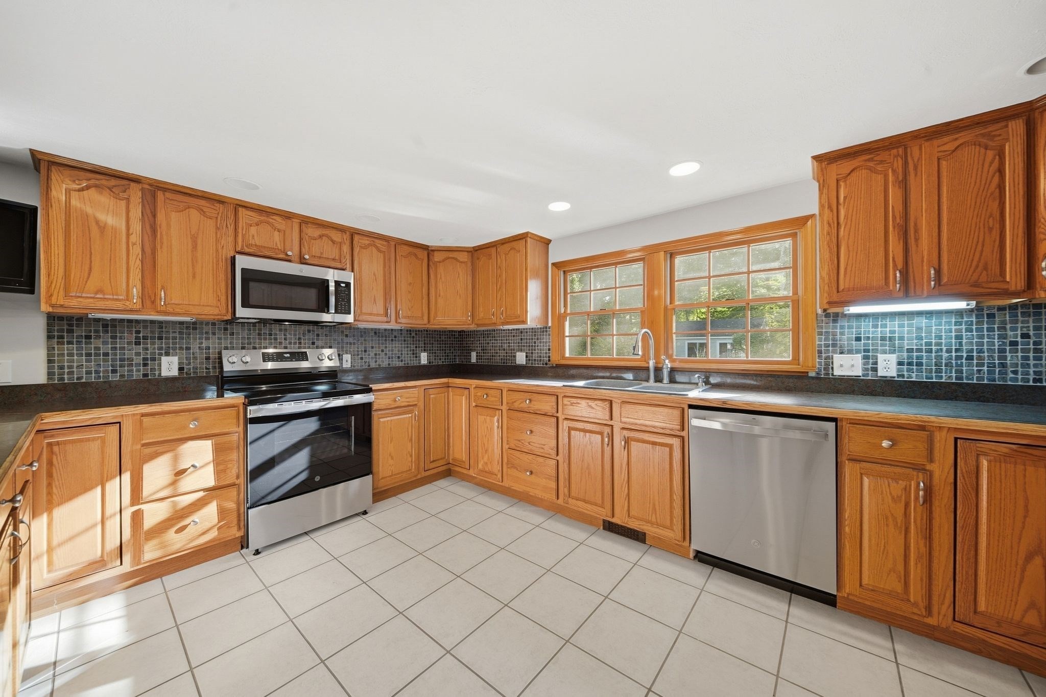 1289 Whipple Rd Property Photo 2