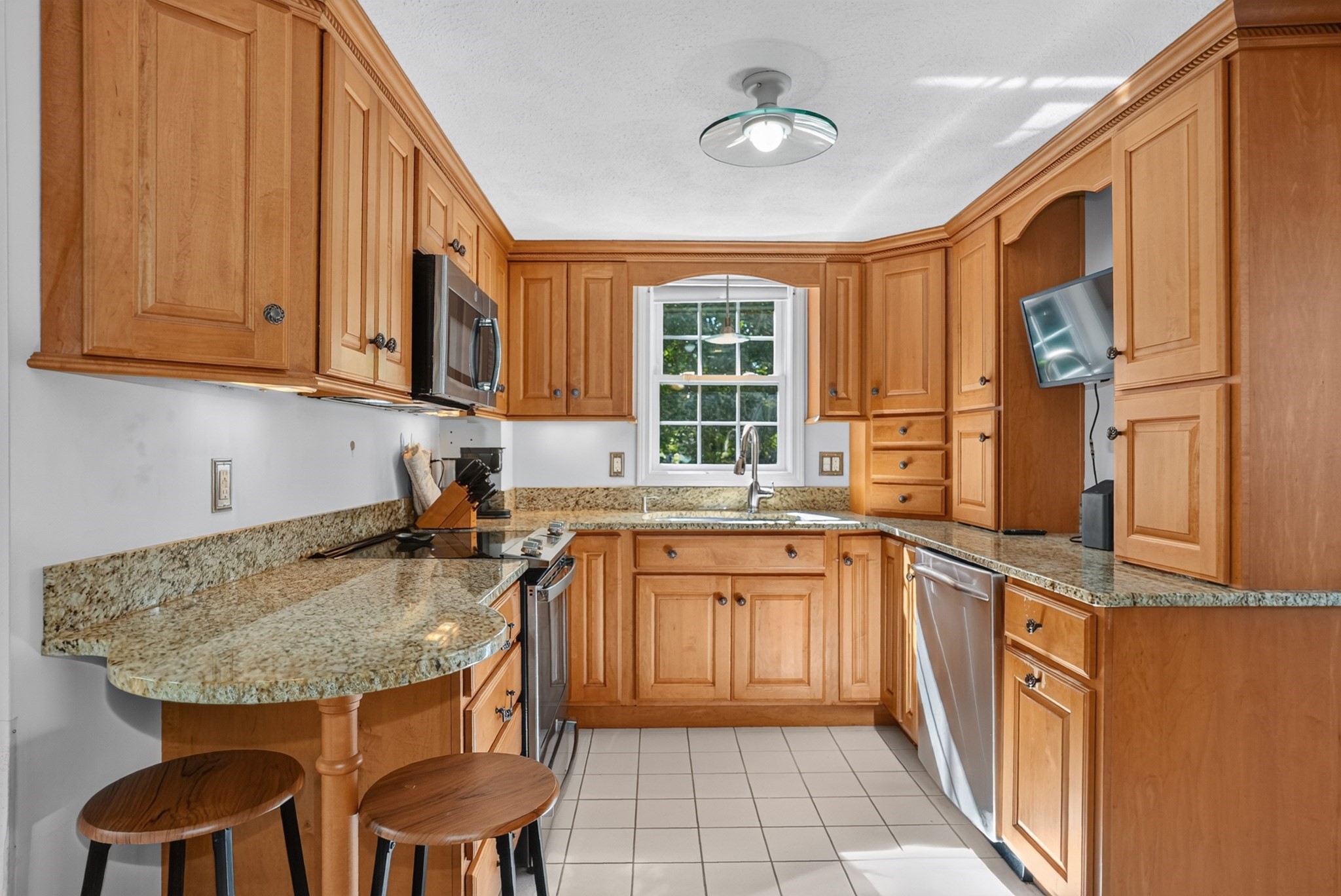 677 Boston Road Property Photo 8