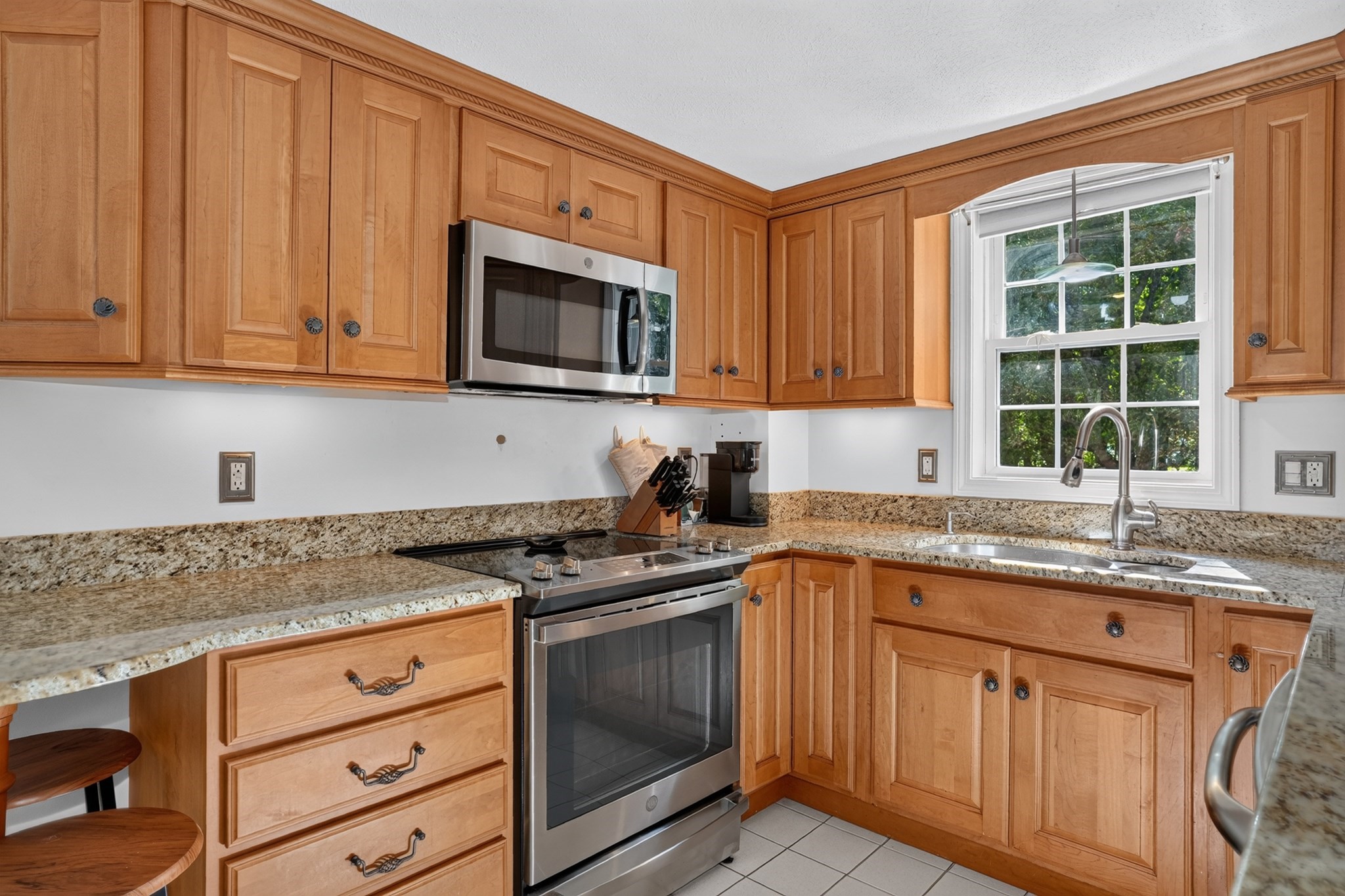 677 Boston Road Property Photo 9