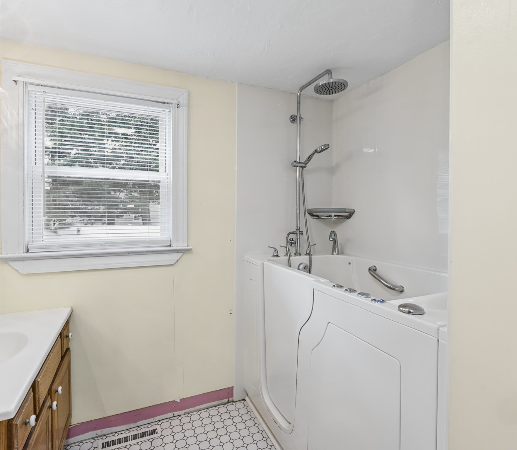 4 Amos St Property Photo 12