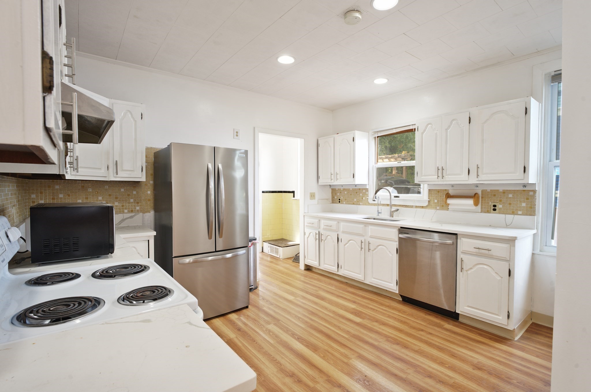 82 Hawthorne St Property Photo 5