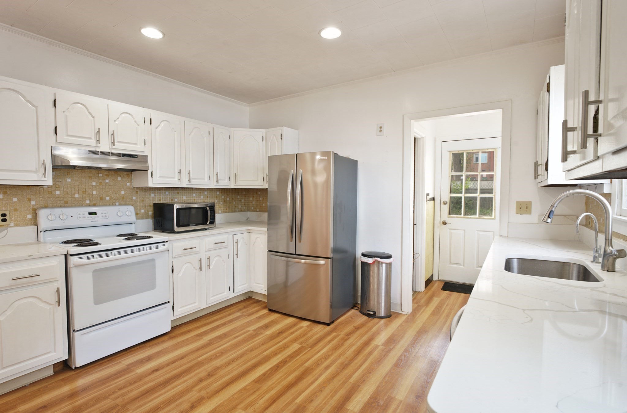 82 Hawthorne St Property Photo 6