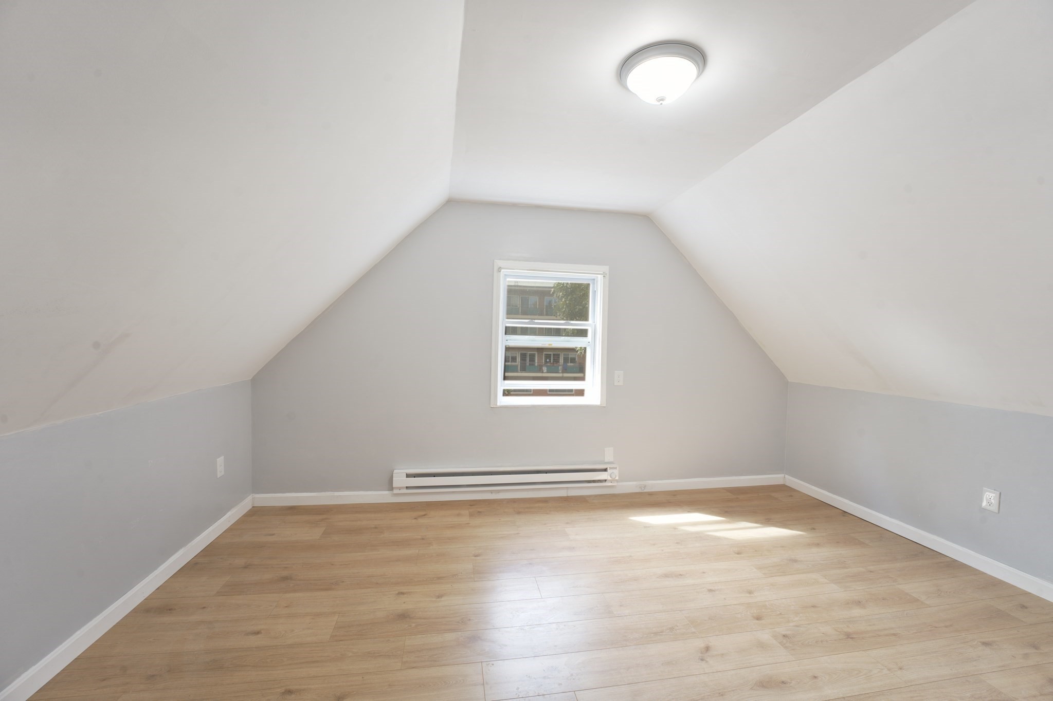82 Hawthorne St Property Photo 13