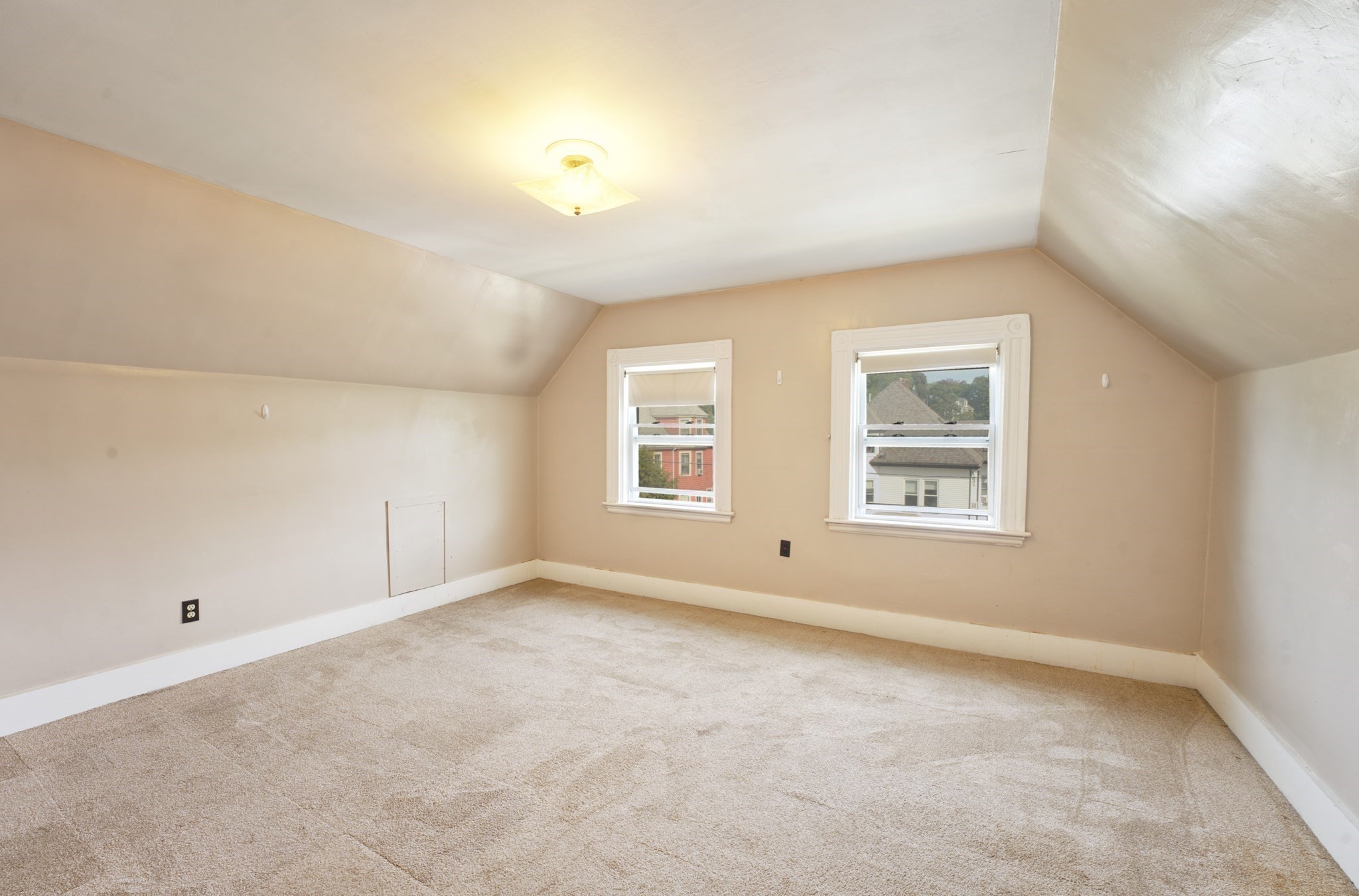 82 Hawthorne St Property Photo 14