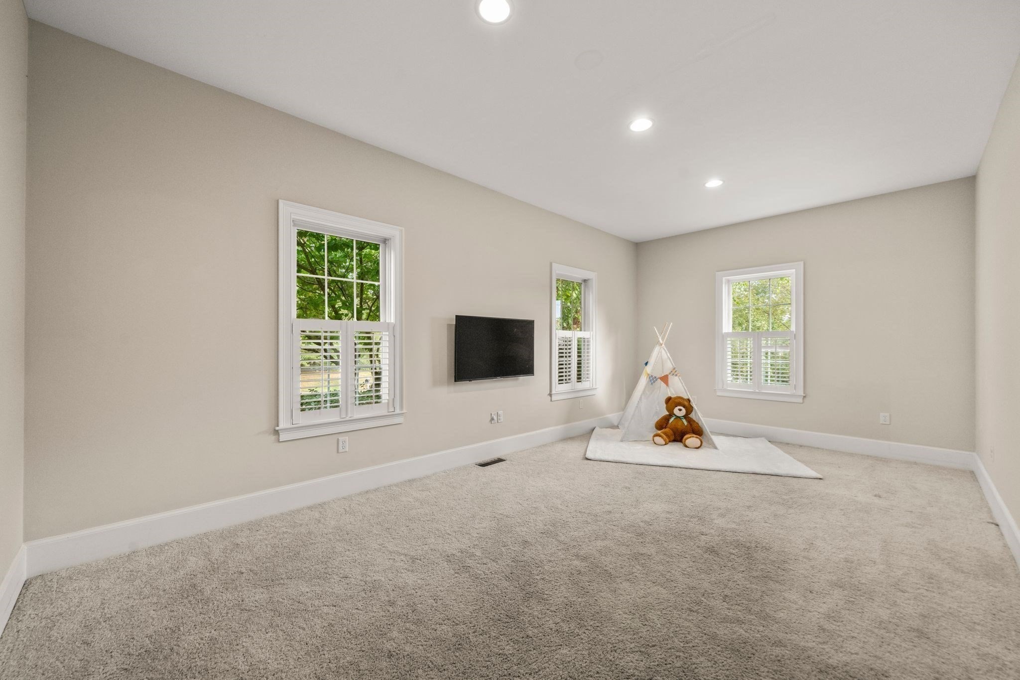 11 Tappan Wy Property Photo 8