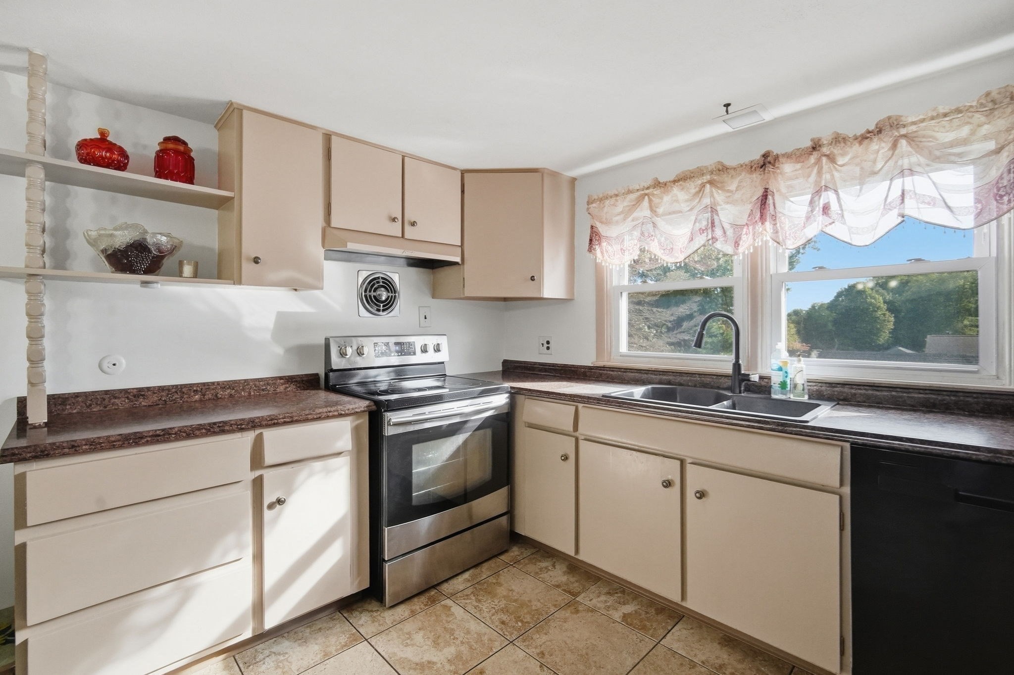 6 Sasur St Property Photo 11