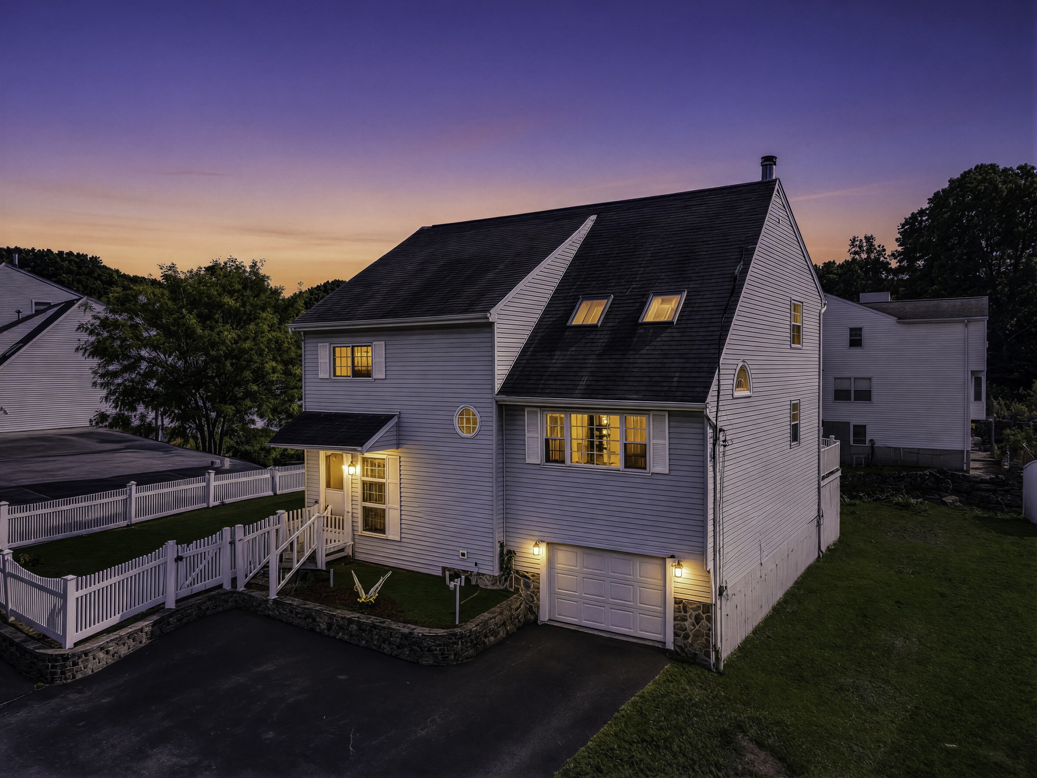 102 Sunderland Rd Property Photo 1
