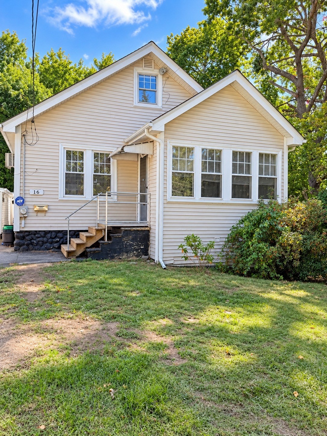 16 Winnipeg St Property Photo 1
