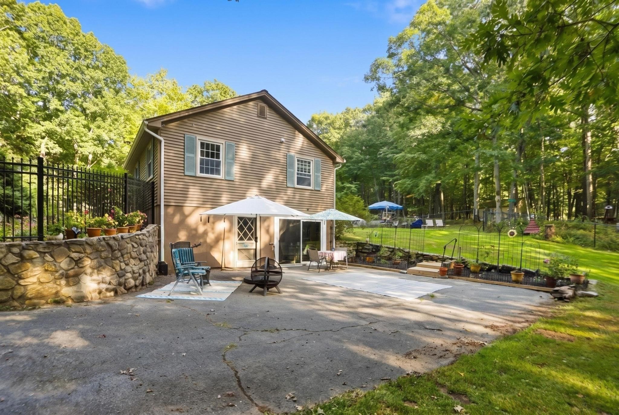 17 Maple Street Property Photo 12