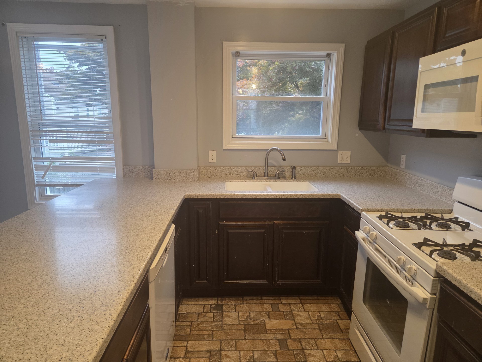 953 Globe Street Property Photo 5