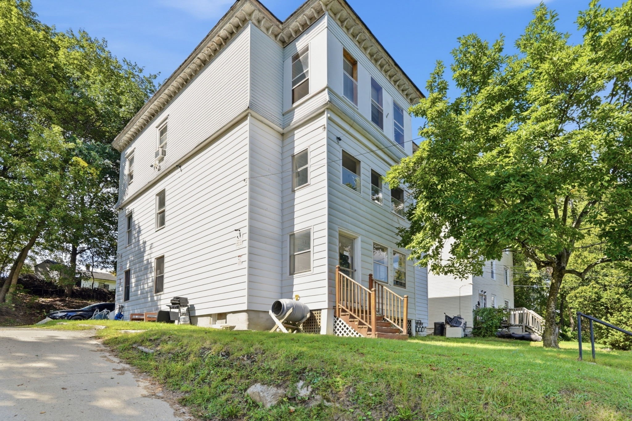 151 Onota St Property Photo 1