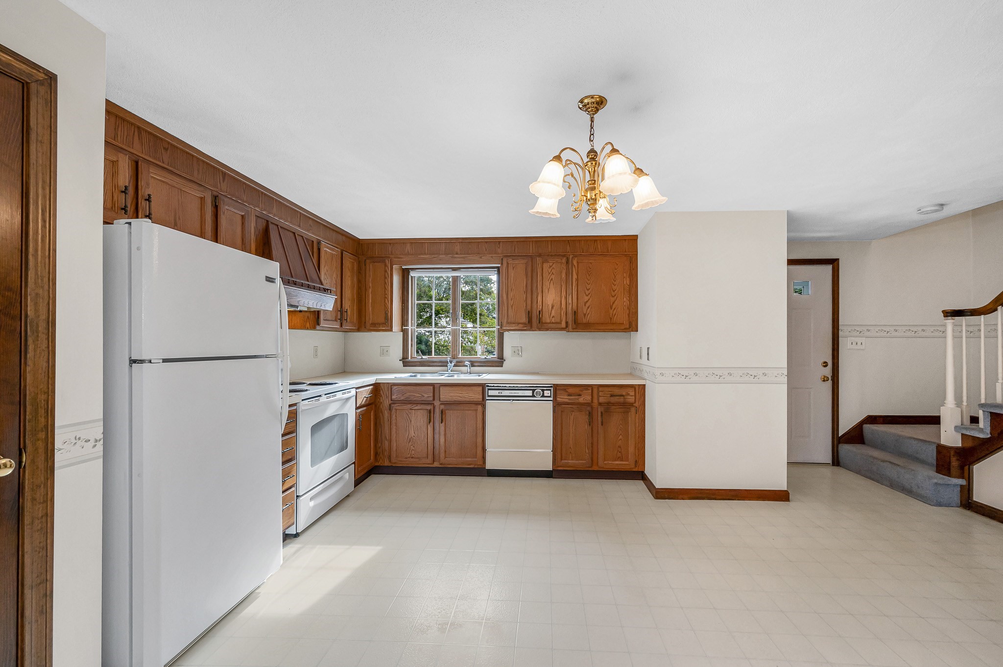 25 Oak St # D Property Photo 4