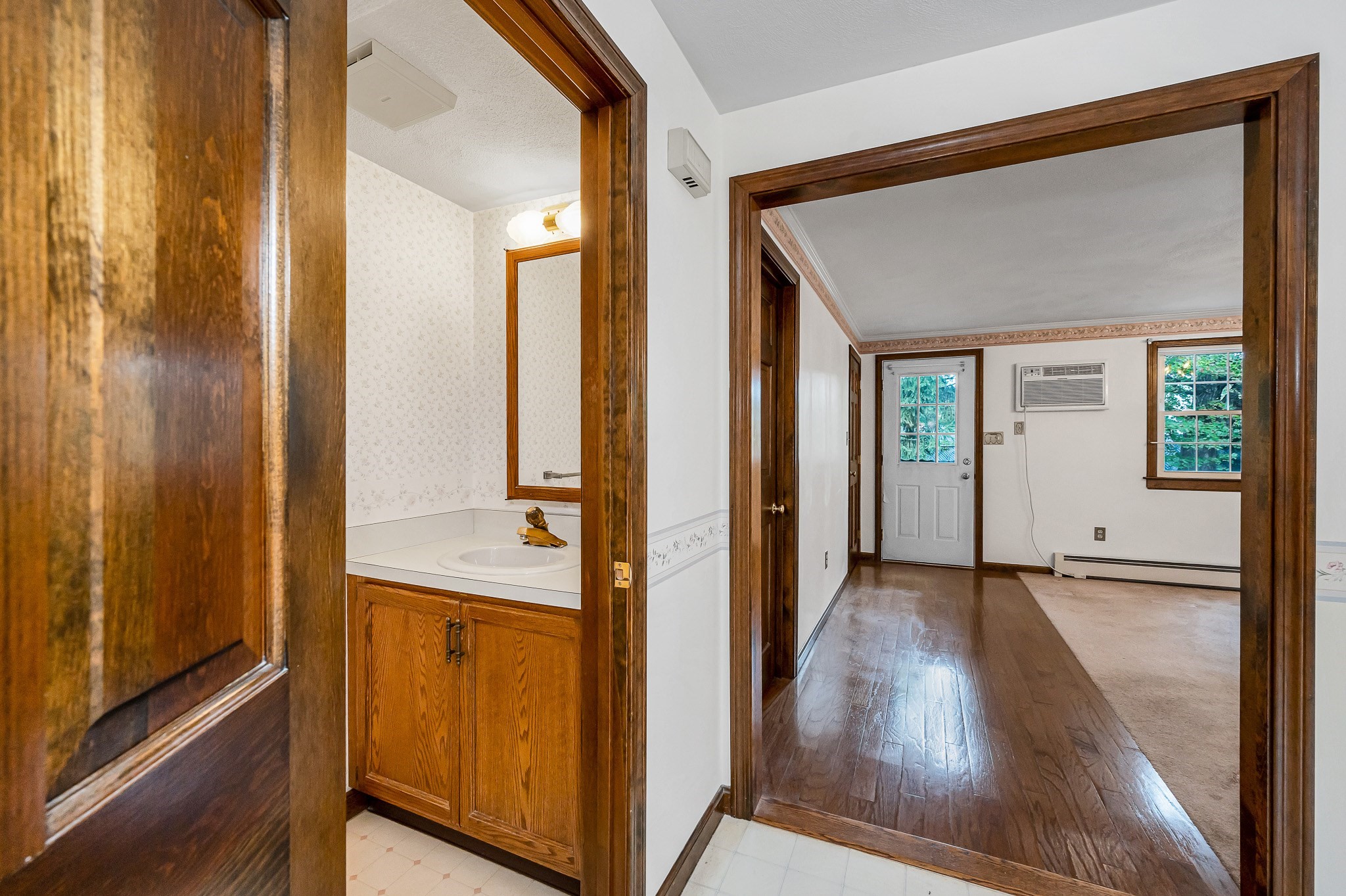 25 Oak St # D Property Photo 5