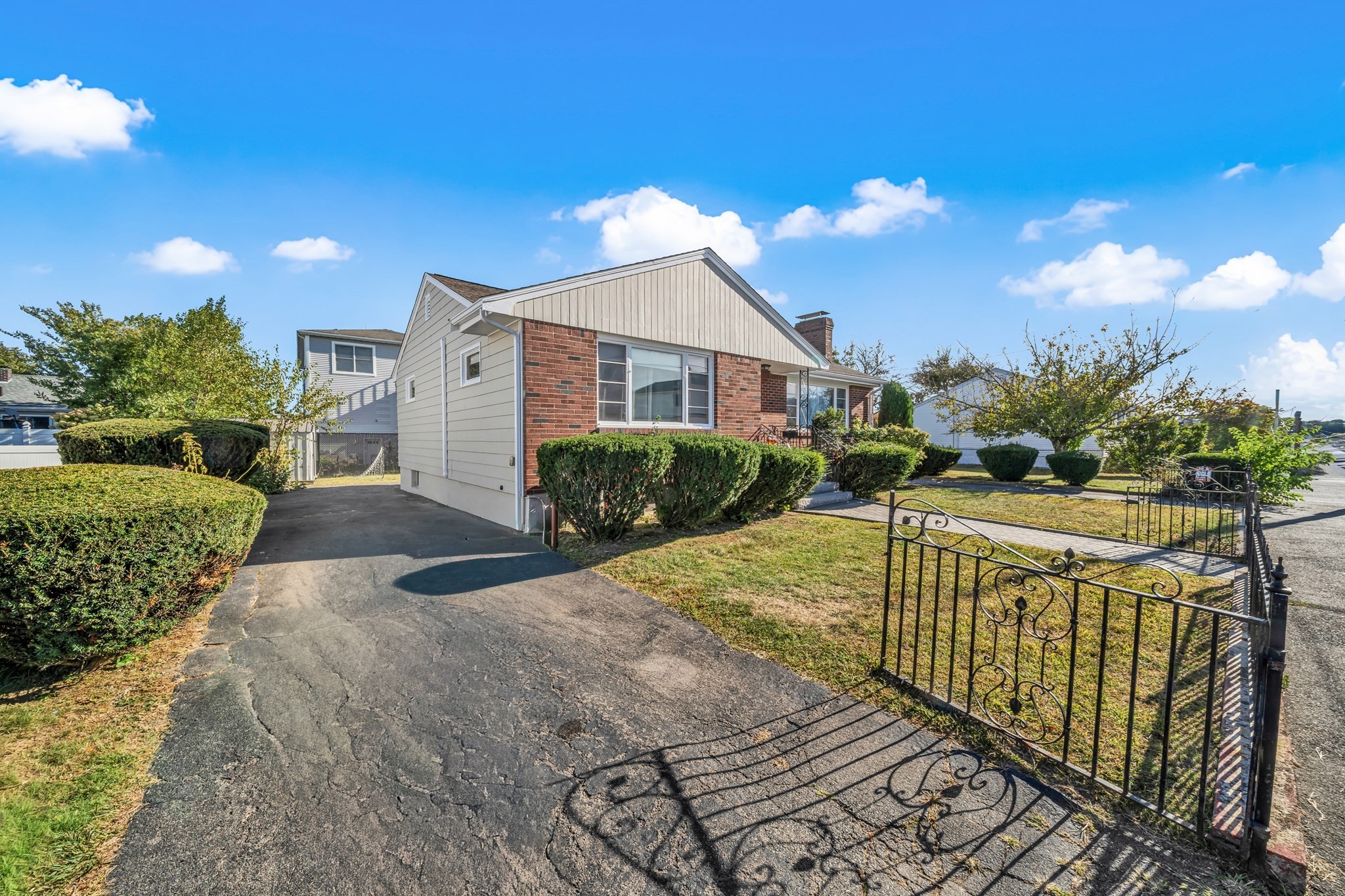45 Sigourney St Property Photo 2